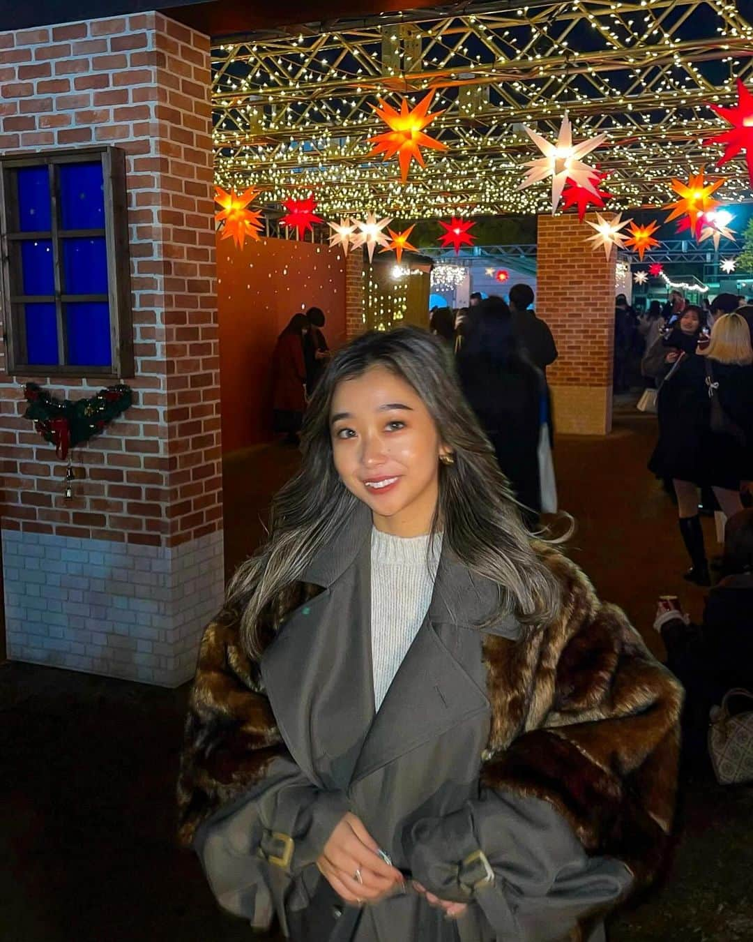 MISAのインスタグラム：「Christmas market 2023🎅🏽🦌🎄✨  今年は明治神宮外苑で開催されている 東京クリスマスマーケットに行って来ました♡  前売りチケット買うと可愛いオリジナルマグカップGETできるよ🌼  #tokyochristmasmarket#christmasmarket #christmas#ootd#outfit#me#te#東京クリスマスマーケット」