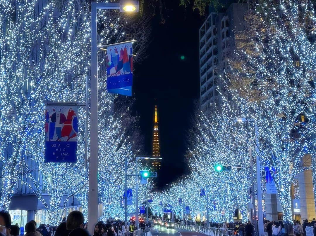 貴水博之のインスタグラム：「It's beautifull😉🎉🎉🎉🎉🎉‼️‼️‼️   #roppongi #hills #christmas #2023  #keyakizakaillumination」