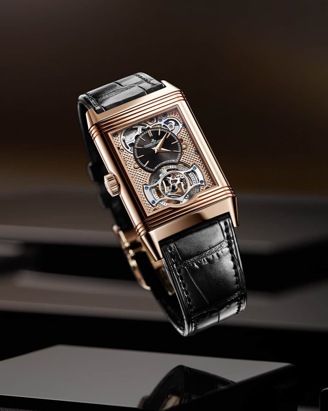 ジャガールクルトのインスタグラム：「A feat of precision.  #Reverso _ Reverso Tribute Duoface Tourbillon Designed, made and assembled in our Manufacture _ The Reverso Tribute Duoface Tourbillon pays homage to our Maison’s first wristwatch with a rectangular Tourbillon. While the front embodies the Reverso spirit to perfection, turning the case over reveals a rarely seen degree of sophistication: the gold bridges are richly textured with Clous de Paris Guilloché. This guillochage is a highly skilled operation executed on a 100-year-old hand-operated lathe where the artisan carefully engraves 6 times each of the 232 grooves resulting in this delicate pattern. _ #JaegerLeCoultre #Reverso」