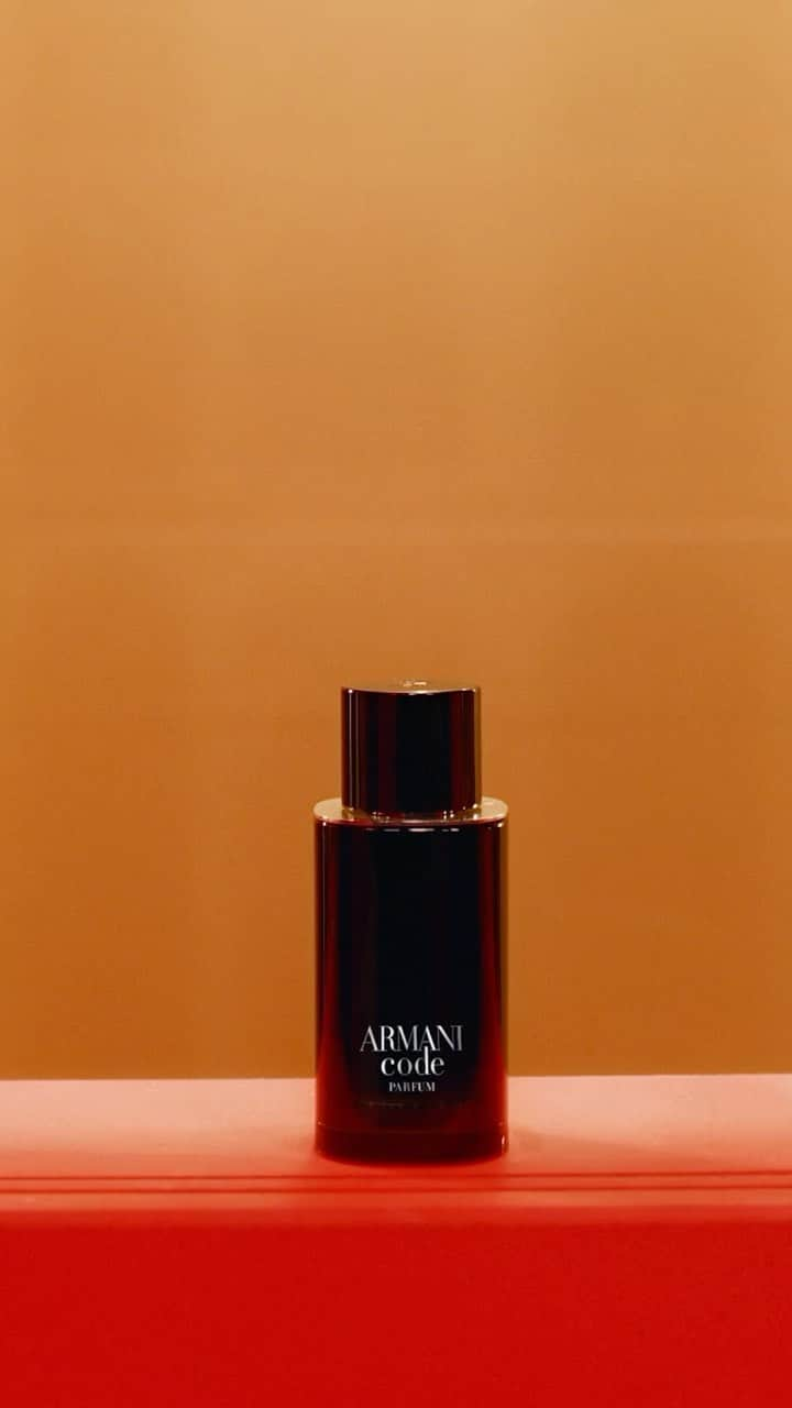 Armani Beautyのインスタグラム：「Fragrances for him. Rewrite the code for holiday gifts this year from the warm and woody aromas of ARMANI CODE PARFUM to the intense marine notes of ACQUA DI GIÒ PARFUM, or the fresh scent of ACQUA DI GIÒ EAU DE TOILETTE.  #Armanibeauty #ArmaniGift #AcquaDiGio #ArmaniCode #Fragrance #HolidayGift」