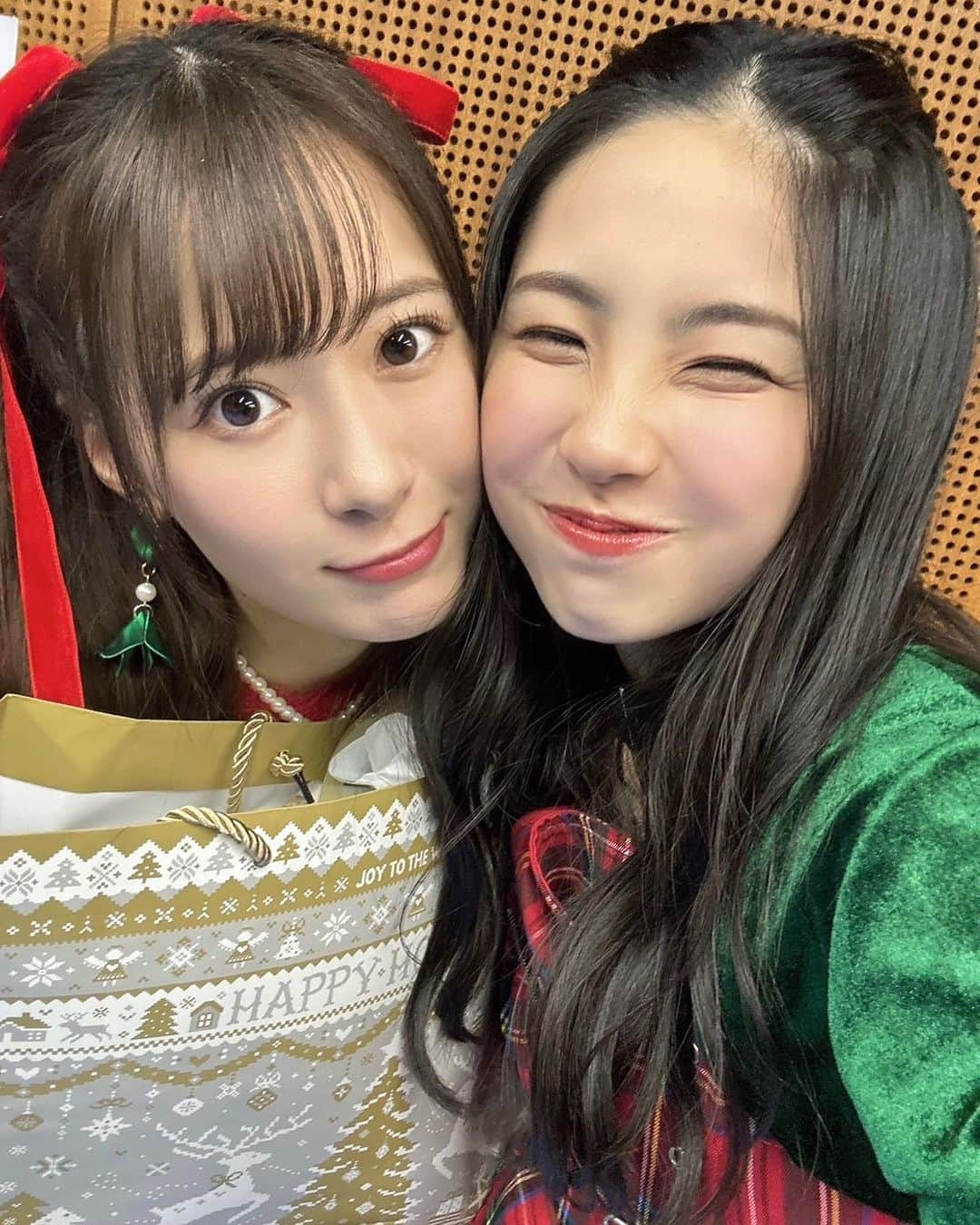 モーニング娘。’19さんのインスタグラム写真 - (モーニング娘。’19Instagram)「こんばんは、櫻井梨央です！！  モーニング娘。'23 FCイベント〜娘。×FAN×Fun！×クリスマス〜 ありがとうございました！！🎄🛎️  メンバー全員でのFCイベントは1年ぶり！ ファンの皆さんと協力するコーナーからライブまで、とっても盛り上がりました♪  クリスマスプレゼント交換会、今年は生田衣梨奈さんのプレゼントをいただきました😌⭐️ ありがとうございます！！  少し早いですが… メリークリスマス！！  #モーニング娘23 #morningmusume23 #クリスマスイベント #生田衣梨奈 さん　#えりぽんかわいい さん #櫻井梨央　#らいりー」12月20日 22時23分 - morningmusume_official