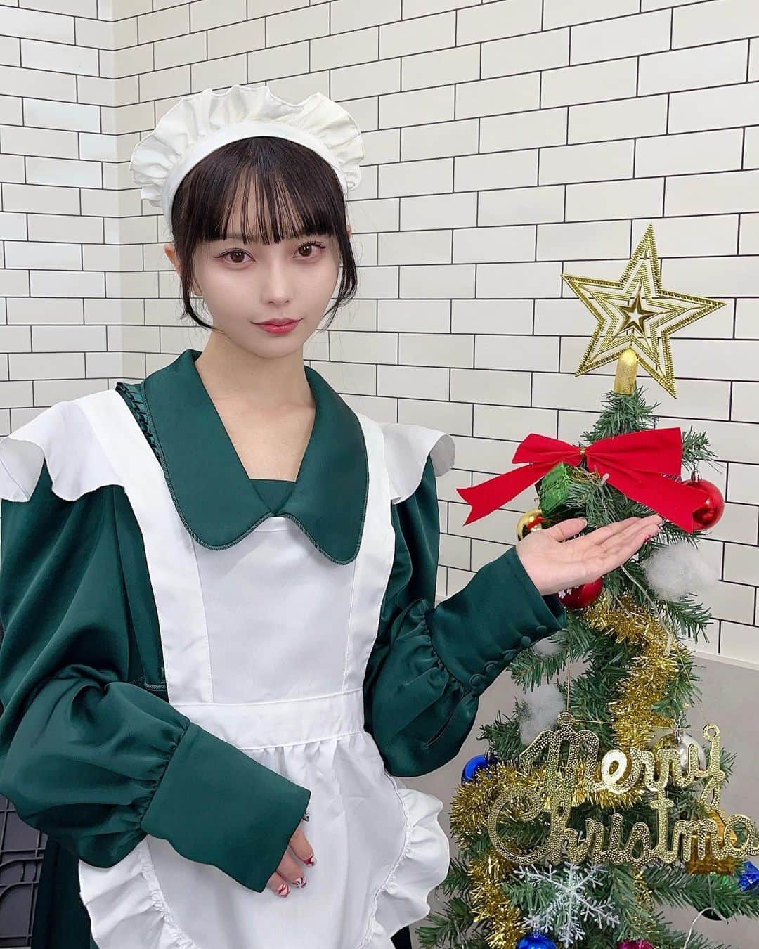 新倉のあのインスタグラム：「クリスマスの準備をするメイドです  #メイド #メイド服 #アイドル」