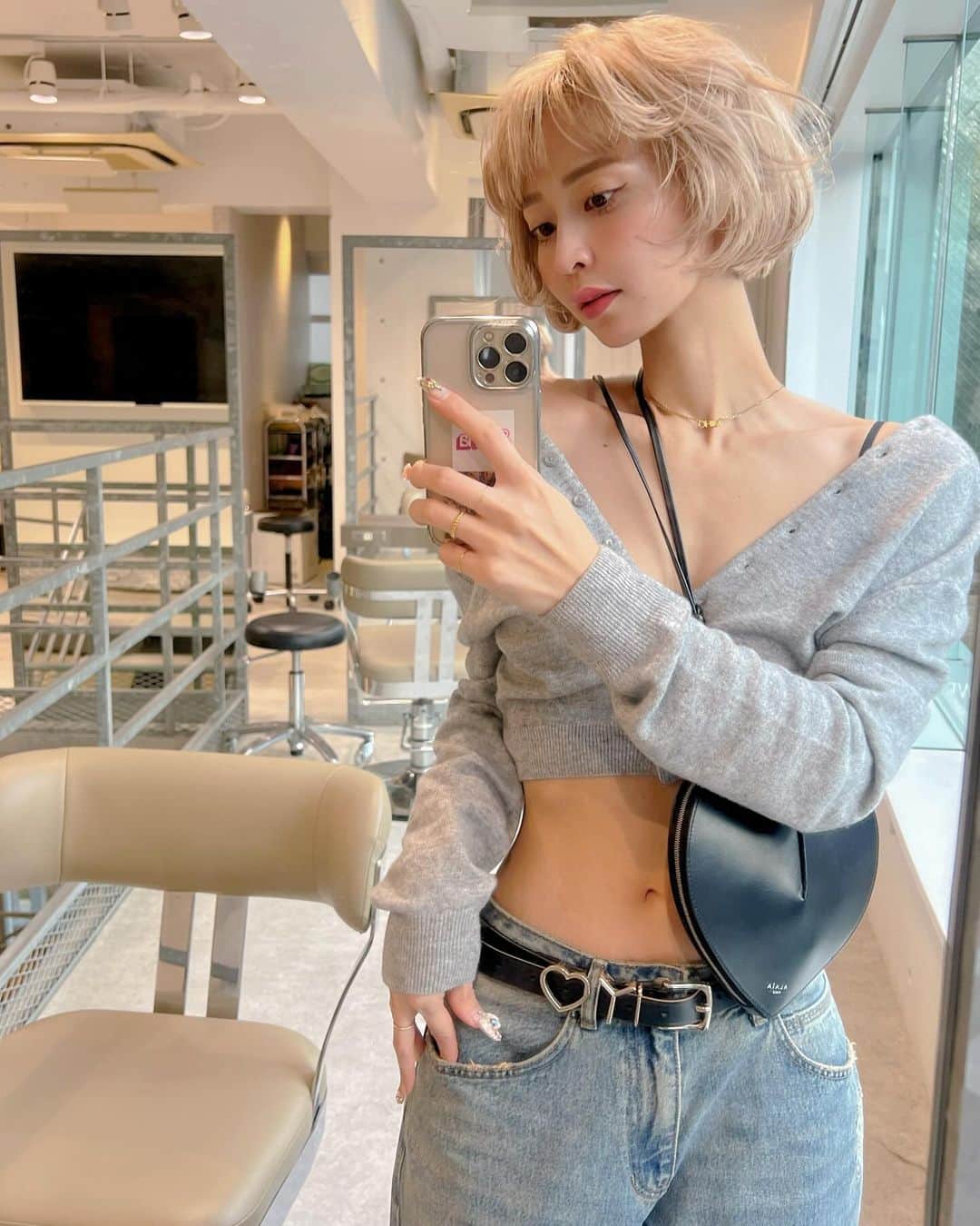 梅村実帆のインスタグラム：「私のmini bob👱🏻🤍 3パターン くるくる、ストレート、ショートアレンジ🎀」