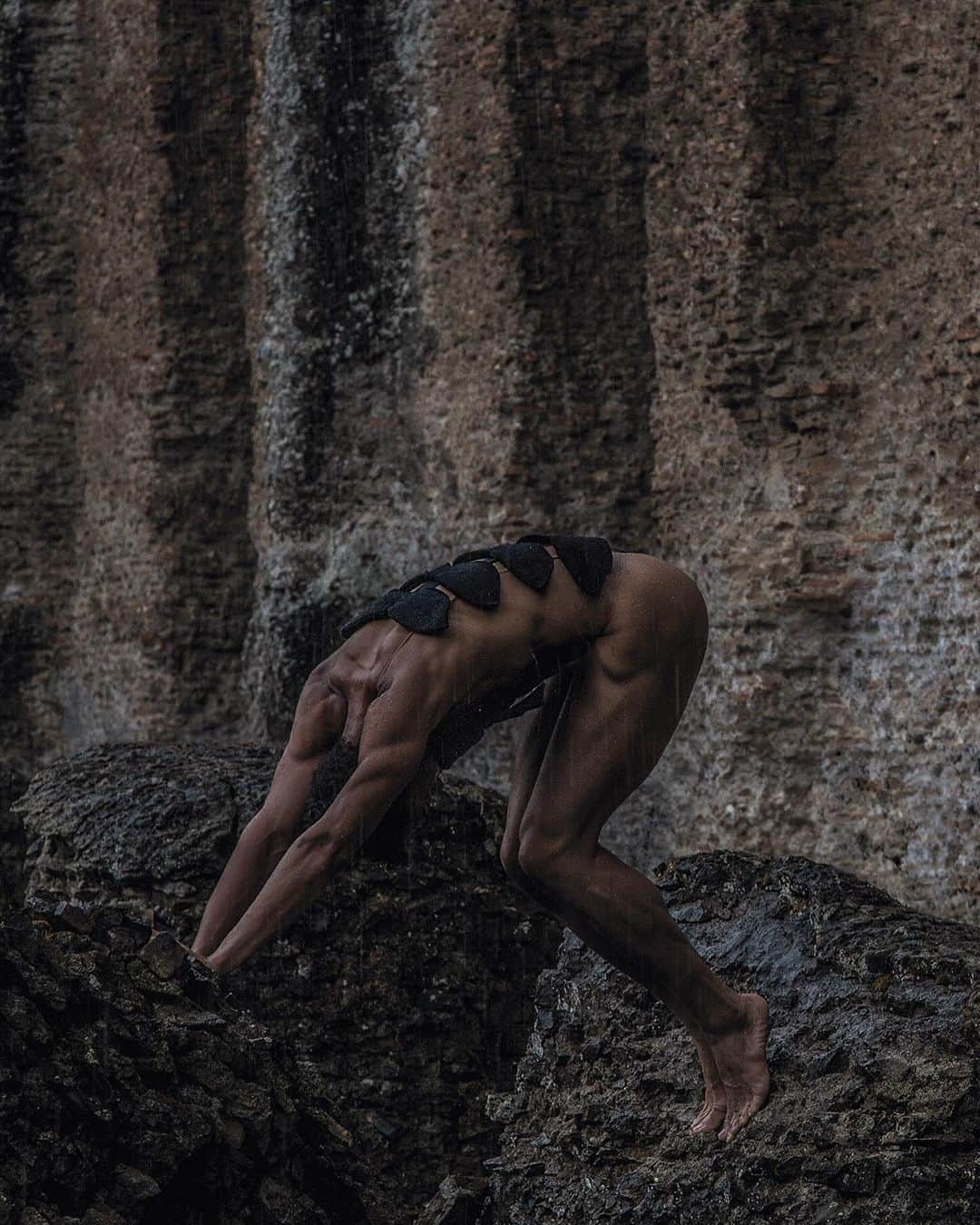 グレイシー・カルヴァルホのインスタグラム：「Abdiel Jacobsen, former principal dancer w/ the #marthagraham Dance Co. Shoot in Villa Adriana - Tivolli.」