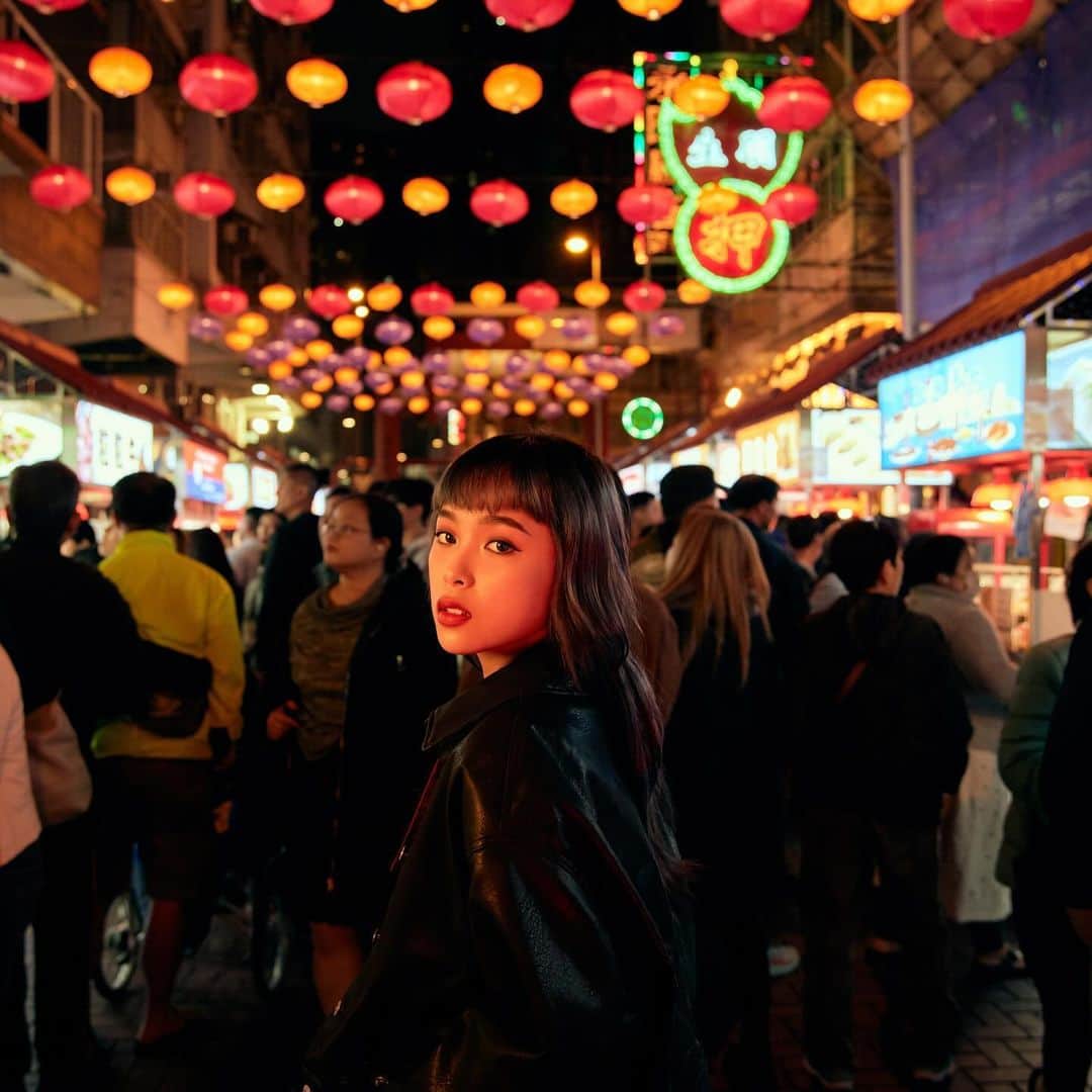 Discover Hong Kongさんのインスタグラム写真 - (Discover Hong KongInstagram)「[Retro Hong Kong vibes: take a snap on Temple Street] To create a vintage mood through the lens📸, it’s not only about your outfit. Temple Street exudes yesteryear vibes with its old Hong Kong elements: neon lights, street stalls, the iconic gateway… all providing the perfect retro backdrop for your timeless snapshot.😎  Dig into local and international street snacks along the food street🍡, and feast your eyes on these new art installations that make ideal spots for capturing the buzzing night scene of Temple Street🤳:  📍Illuminated art installations 📍Signature road signs  📍Art projections  【影出港式復古感！廟街必訪打卡景點！】 想打卡時營造出滿滿嘅復古潮流感📸，唔止靠穿搭，仲要靠氛圍！廟街有齊晒香港懷舊元素：霓虹燈、地攤、地標牌坊……超有Feel！😎  除咗「食聚廟街」美食街外，充滿懷舊風情嘅全新「藝綴廟街」藝術裝置亦已登場 ，與夜晚嘅景色相映成趣，令廟街搖身一變成為打卡熱點！想輕易影出港式復古感嘅相？即刻嚟廟街嘅呢啲位置打卡啦🤳 📍發光打卡藝術裝置  📍特色路標 📍投影裝飾  #TempleStreet #HelloHongKong  #DiscoverHongKong」12月20日 22時57分 - discoverhongkong