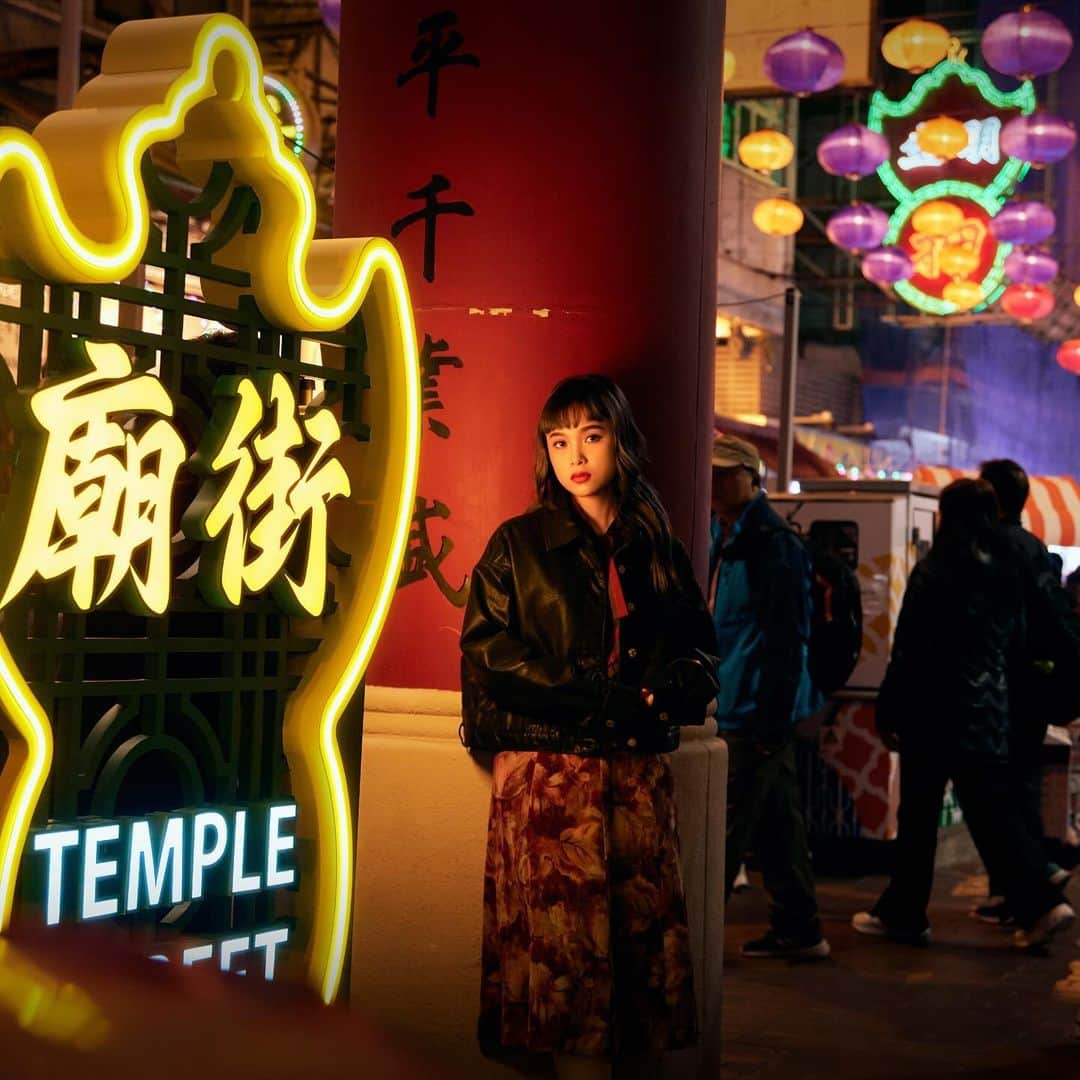 Discover Hong Kongのインスタグラム：「[Retro Hong Kong vibes: take a snap on Temple Street] To create a vintage mood through the lens📸, it’s not only about your outfit. Temple Street exudes yesteryear vibes with its old Hong Kong elements: neon lights, street stalls, the iconic gateway… all providing the perfect retro backdrop for your timeless snapshot.😎  Dig into local and international street snacks along the food street🍡, and feast your eyes on these new art installations that make ideal spots for capturing the buzzing night scene of Temple Street🤳:  📍Illuminated art installations 📍Signature road signs  📍Art projections  【影出港式復古感！廟街必訪打卡景點！】 想打卡時營造出滿滿嘅復古潮流感📸，唔止靠穿搭，仲要靠氛圍！廟街有齊晒香港懷舊元素：霓虹燈、地攤、地標牌坊……超有Feel！😎  除咗「食聚廟街」美食街外，充滿懷舊風情嘅全新「藝綴廟街」藝術裝置亦已登場 ，與夜晚嘅景色相映成趣，令廟街搖身一變成為打卡熱點！想輕易影出港式復古感嘅相？即刻嚟廟街嘅呢啲位置打卡啦🤳 📍發光打卡藝術裝置  📍特色路標 📍投影裝飾  #TempleStreet #HelloHongKong  #DiscoverHongKong」