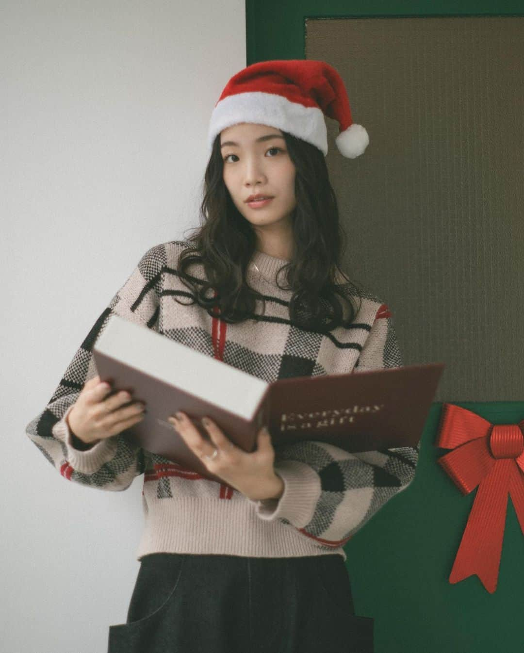 Vannie Officialさんのインスタグラム写真 - (Vannie OfficialInstagram)「HAPPY Merry Christmas 🎅🏻🎁🎄   plaid knit pullover black / beige / lightbeige ¥4,950(tax in)  ︎︎ out big pocket denim blue /black S / M / L ¥4,290(tax in)  ︎︎ #vannie_u #ヴァニーユー」12月20日 23時00分 - vannie__u