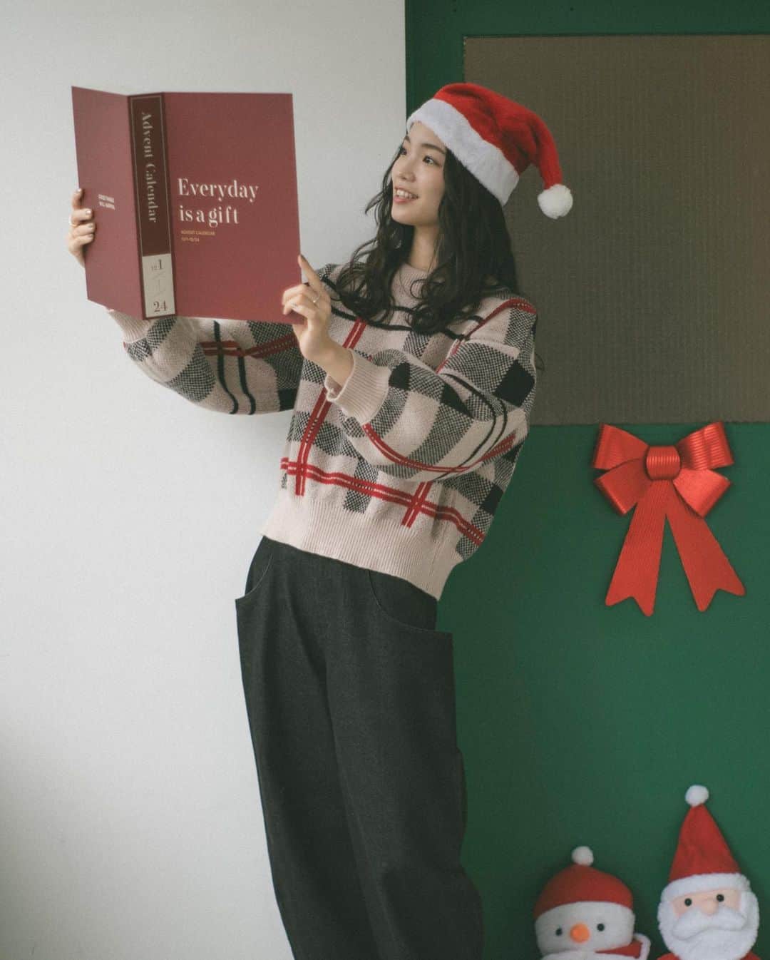Vannie Officialさんのインスタグラム写真 - (Vannie OfficialInstagram)「HAPPY Merry Christmas 🎅🏻🎁🎄   plaid knit pullover black / beige / lightbeige ¥4,950(tax in)  ︎︎ out big pocket denim blue /black S / M / L ¥4,290(tax in)  ︎︎ #vannie_u #ヴァニーユー」12月20日 23時00分 - vannie__u