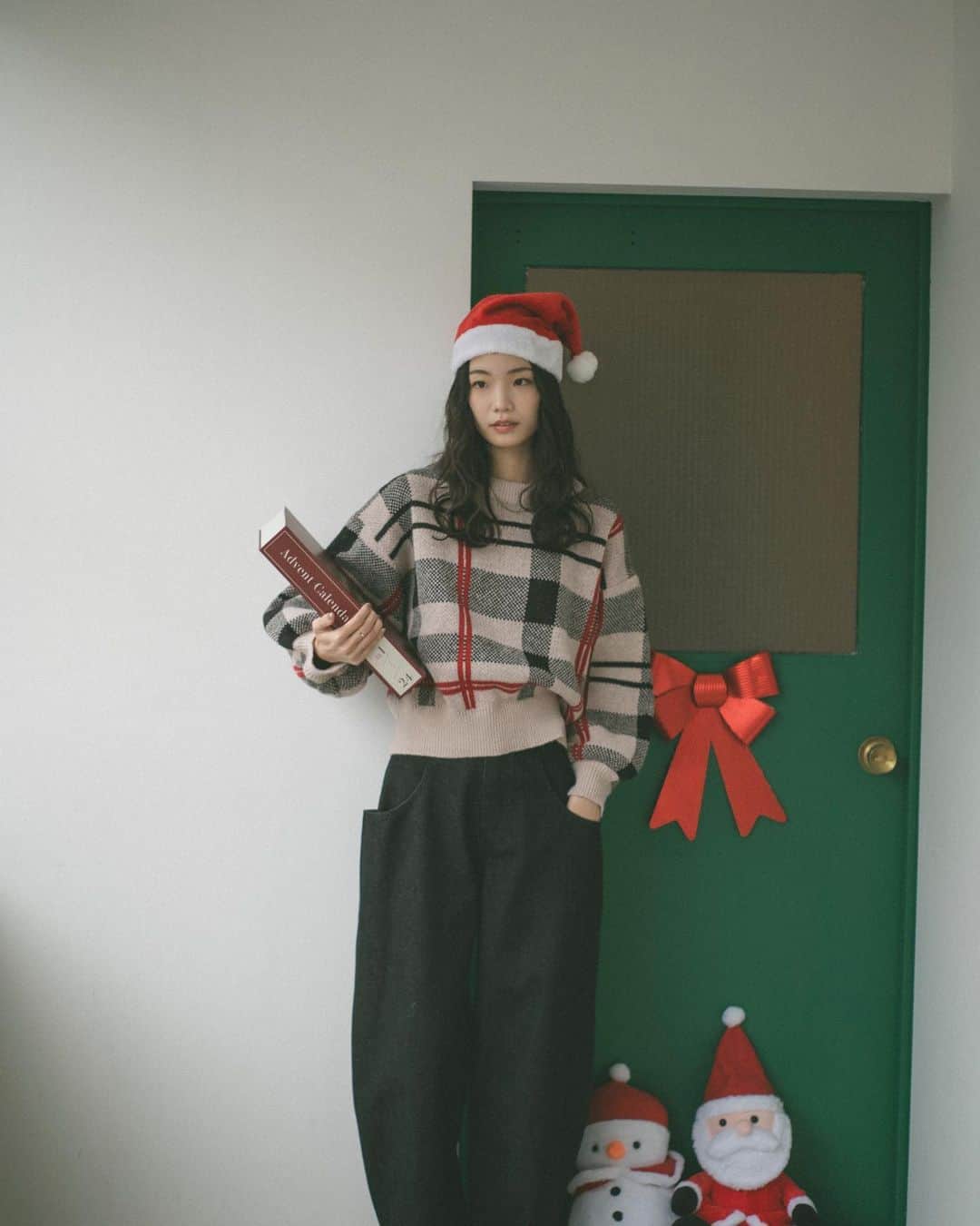 Vannie Officialさんのインスタグラム写真 - (Vannie OfficialInstagram)「HAPPY Merry Christmas 🎅🏻🎁🎄   plaid knit pullover black / beige / lightbeige ¥4,950(tax in)  ︎︎ out big pocket denim blue /black S / M / L ¥4,290(tax in)  ︎︎ #vannie_u #ヴァニーユー」12月20日 23時00分 - vannie__u