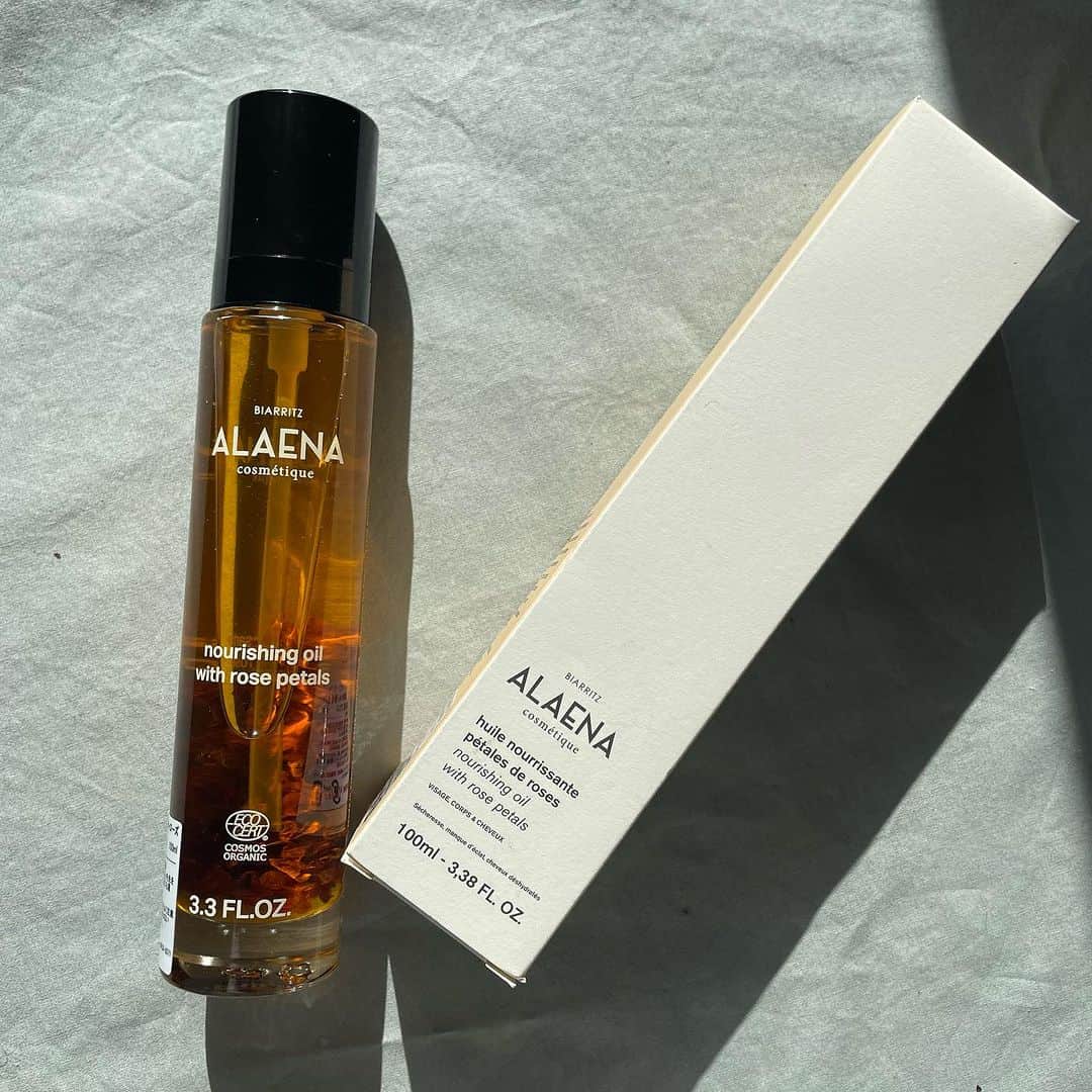 akikoのインスタグラム：「いよいよ今週末、24日のPremium Christmas お席は残り2席となりました。  当日のLotteryの賞品のブランドをもう一つご紹介します。  京都のラグジュアリーホテル「HOTEL THE MITSUI KYOTO」のスパでも導入されているフランス発・ドクター開発によるオーガニックスキンケア「ALAENA（アラエナ）」  バスク地方の美しい大自然の中で生まれ、人と環境に優しくサステイナブルな製品だけを開発し続けているアラエナのすべての製品は、エコサート・コスモスのオーガニック認証を取得していて、フランスのラグジュアリーホテル・スパをはじめ、直営店をビアリッツとパリで展開。日本、アジアでは初上陸だそうです。  メディカル x オーガニックの美しい融合。大注目のブランドです。  当たった方はラッキー✨Good Luck 🍀   #alaena」
