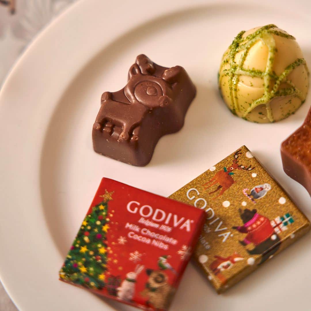 GODIVAさんのインスタグラム写真 - (GODIVAInstagram)「2023年のクリスマスプレゼントはお決まりですか？🎁 クリスマスにぴったりな、「ゴディバ 星降る森のクリスマス アソートメント」のご紹介です🎄  動物たちを描いたピンク色のツリー形のパッケージに、夜空に輝く星や月、雪が降り積もるもみの木、森の中でライトアップされたクリスマスツリーをイメージした限定チョコレートと、ゴディバのハート（まごころ）を象徴するクールやクールノアなどのチョコレートを詰め合わせました！  クリスマスムードたっぷりなデザインは、プレゼントにもぴったり。 お家に置いてあるだけでクリスマス気分を味わえます🎅  大切な人へのクリスマスプレゼントにぜひお選びください！  ==【商品詳細】============================ ■「ゴディバ 星降る森のクリスマス アソートメント」 ■販売期間：2023年11月1日（水）～ ■取扱店： 全国のゴディバショップ、GODIVA café、ゴディバ オンラインショップ ======================================== 詳細はプロフィール（@godiva_japan）より公式サイトにてご確認ください。  #ゴディバ #GODIVA #クリスマス #チョコレート #クリスマスプレゼント #クリスマススイーツ #チョコレート好き」12月20日 15時00分 - godiva_japan