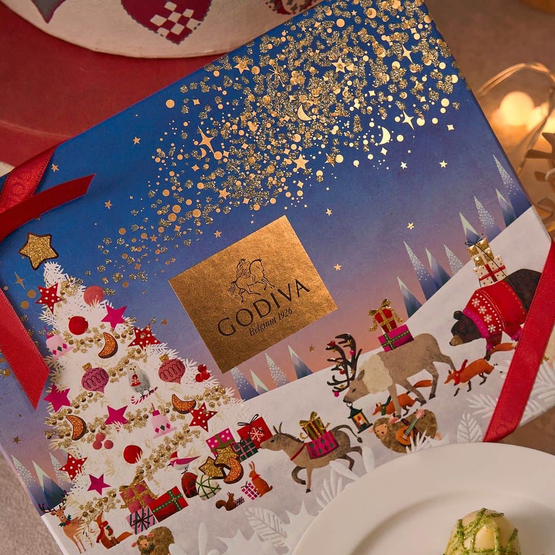 GODIVAさんのインスタグラム写真 - (GODIVAInstagram)「2023年のクリスマスプレゼントはお決まりですか？🎁 クリスマスにぴったりな、「ゴディバ 星降る森のクリスマス アソートメント」のご紹介です🎄  動物たちを描いたピンク色のツリー形のパッケージに、夜空に輝く星や月、雪が降り積もるもみの木、森の中でライトアップされたクリスマスツリーをイメージした限定チョコレートと、ゴディバのハート（まごころ）を象徴するクールやクールノアなどのチョコレートを詰め合わせました！  クリスマスムードたっぷりなデザインは、プレゼントにもぴったり。 お家に置いてあるだけでクリスマス気分を味わえます🎅  大切な人へのクリスマスプレゼントにぜひお選びください！  ==【商品詳細】============================ ■「ゴディバ 星降る森のクリスマス アソートメント」 ■販売期間：2023年11月1日（水）～ ■取扱店： 全国のゴディバショップ、GODIVA café、ゴディバ オンラインショップ ======================================== 詳細はプロフィール（@godiva_japan）より公式サイトにてご確認ください。  #ゴディバ #GODIVA #クリスマス #チョコレート #クリスマスプレゼント #クリスマススイーツ #チョコレート好き」12月20日 15時00分 - godiva_japan