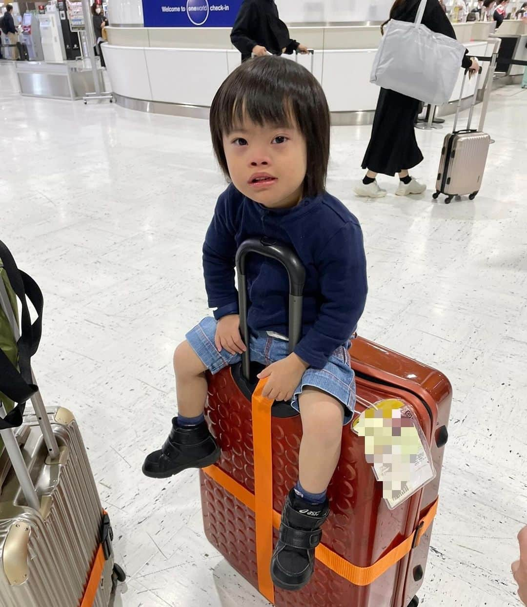 桜田聖子さんのインスタグラム写真 - (桜田聖子Instagram)「こんにちは😊  気づけば、今年も残りわずかとなりましたね🎄  久しぶりのInstagram投稿になります😅  先月、輝馬、初めての海外旅行を体験しました✈️  行き先は、心疾患を持つ輝馬にとって負担が無い様にと、フライト時間が短くて行けるリゾート地という事で、グアムを選びました🇬🇺  テルマ、初めての飛行機！初めての海外！初めての海🏝️  初めてが沢山でしたが、とてもとても楽しんで過ごす事が出来ました✨  テルマの初海外旅行の様子を少しずつ更新していきます❣️  まず、成田空港からグアムのJAL便が午前９時台なので、７時には空港に着く事を考えると、家を出るのは５時台😱  うん、これは、間違いなく、子供だけでなく大人も疲れるパターンだと思い、潔く、空港近くの日航ホテルに前泊。  お陰で、フライト初日から、子供達もご機嫌で無理なく飛行機に乗り込む事が出来ました👍🏻余談ですが、日航ホテルの駐車場に車を停めさせてもらい、空港まではホテルのバスで移動。14日間まで無料で停められるとのことで、駐車料金浮きました😊  空港についてからは、近くに見える飛行機に喜ぶ輝馬✈️  順調に飛行機に乗り込んでからは、さっそくパパが事前にダウンロードしておいた、大好きな『いないいないばぁ』を用意して、飛び始める前から集中させる事で、飛び立つ独特の感覚や、ゴー！！っという音を怖がる事なく過ごす事が出来ました👍🏻  座席のモニターに、アンパンマンとかのアニメも入っていたけど、イヤホンがサイズが合わないとか嫌がるなどあるので、好きな動画をダウンロードしていくのが、すごく良いと思います🙆🏻‍♀️  さて!無事にグアムに着いてからは、空港からタクシーで、10分程で着くグアムリーフホテルに宿泊😊この距離感がまた、子供がぐずる事なく最高✨  疲れる事なく元気な状態でホテルにチェックイン出来たので、夕方からでしたが、ホテルのプールやビーチを堪能しました🏖️  テルマの初めてのフライト、グアム入国、とてもスムーズにいって、親も一安心でした😊  また、グアム滞在中のテルマの様子、更新します☺️  #downsyndrome #specialneeds #trisomy21 #ダウン症 #ダウン症候群 #トリソミー21 #4歳10ヶ月 #成長記録 #生まれてきてくれてありがとう  #心室中隔欠損症  #男の子ママ  #男の子 #boy #ダウン症ボーイ #trisomy21boy #初めての海外旅行 #グアム  #ダウン症児の海外旅行 #グアムリーフホテル」12月20日 16時32分 - seikosakurada