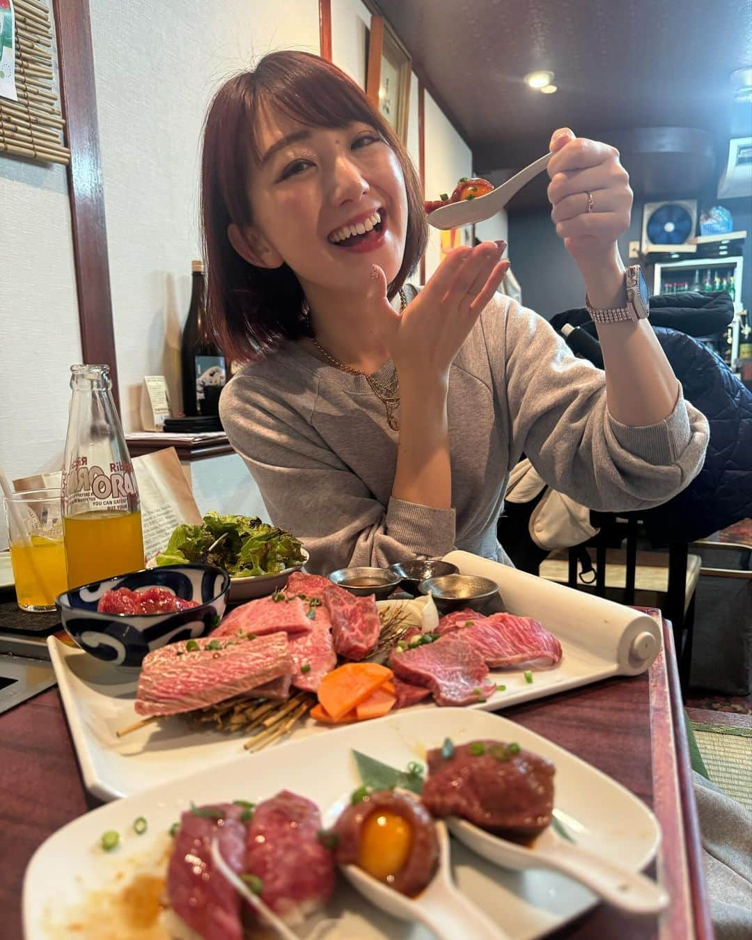 尻無浜冴美さんのインスタグラム写真 - (尻無浜冴美Instagram)「生まれ育った地元あだち！ 北千住にある焼肉大東園(@senjudaitoen )にお母さん妹、そして8くんと行ってきたよ♪  今回、新店舗のオーナーさんに招待してもらって一押しメニュー食べてきました😍  『くまもとプレミアム和牛“和王”9種盛り合わせ』 見た目のインパクトもあったしお味も最高！ 特に写真1枚目のスプーンに乗った、卵の黄身の上に乗った赤み肉は一口でペロリ😋 甘だれがあと引く美味しさでもっと食べたかったー  私が住んでた時より更に北千住がパワーアップしてて今の方が北千住で遊ぶの楽しそう！笑 近くに行った際はぜひ寄ってみてください🥩✨  #焼肉グルメ #焼肉ディナー  #PR #大東園 #北千住グルメ #北千住飲み  #北千住焼肉 #北千住ディナー  #1歳児 #1歳1ヶ月 #男の子ママ  #足立区 #足立区グルメ」12月20日 16時58分 - saemi_shinahama