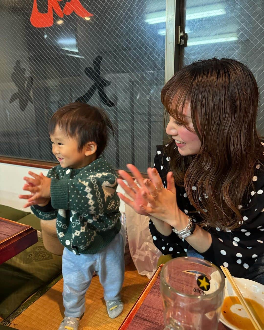 尻無浜冴美さんのインスタグラム写真 - (尻無浜冴美Instagram)「生まれ育った地元あだち！ 北千住にある焼肉大東園(@senjudaitoen )にお母さん妹、そして8くんと行ってきたよ♪  今回、新店舗のオーナーさんに招待してもらって一押しメニュー食べてきました😍  『くまもとプレミアム和牛“和王”9種盛り合わせ』 見た目のインパクトもあったしお味も最高！ 特に写真1枚目のスプーンに乗った、卵の黄身の上に乗った赤み肉は一口でペロリ😋 甘だれがあと引く美味しさでもっと食べたかったー  私が住んでた時より更に北千住がパワーアップしてて今の方が北千住で遊ぶの楽しそう！笑 近くに行った際はぜひ寄ってみてください🥩✨  #焼肉グルメ #焼肉ディナー  #PR #大東園 #北千住グルメ #北千住飲み  #北千住焼肉 #北千住ディナー  #1歳児 #1歳1ヶ月 #男の子ママ  #足立区 #足立区グルメ」12月20日 16時58分 - saemi_shinahama