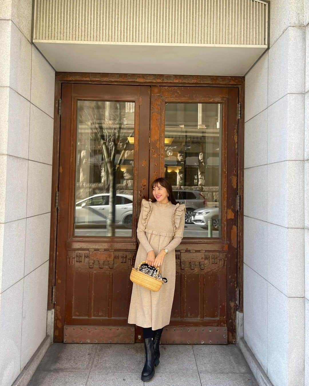 小川ひとみさんのインスタグラム写真 - (小川ひとみInstagram)「クリスマスまで後4日❤️‍🔥 今年は前もって準備しよう〜と意気込んでいたのに もう年末年始がやってくる🤭 今年は特に一年が早かった気がします💫 やり残した事はありますか？との質問に "ないです"と答えたのですが 時間がないなりに、制限されている中で 丁寧に過ごせたのではと思っています🥰 私の中で上手な時間の使い方は 必要最低限のことだけを丁寧にする あれやこれやと欲張りにならない 子供達を第一に過ごす 家族での毎日の習慣を大切にする とてもsimpleだけど 選択肢を間違えない事はとても大事 さて皆様も年末年始お忙しくなると思いますが 体調には気をつけてお過ごしください❤️‍🔥 #love #新作のニットワンピ #jnhearts」12月20日 17時11分 - hitomy220