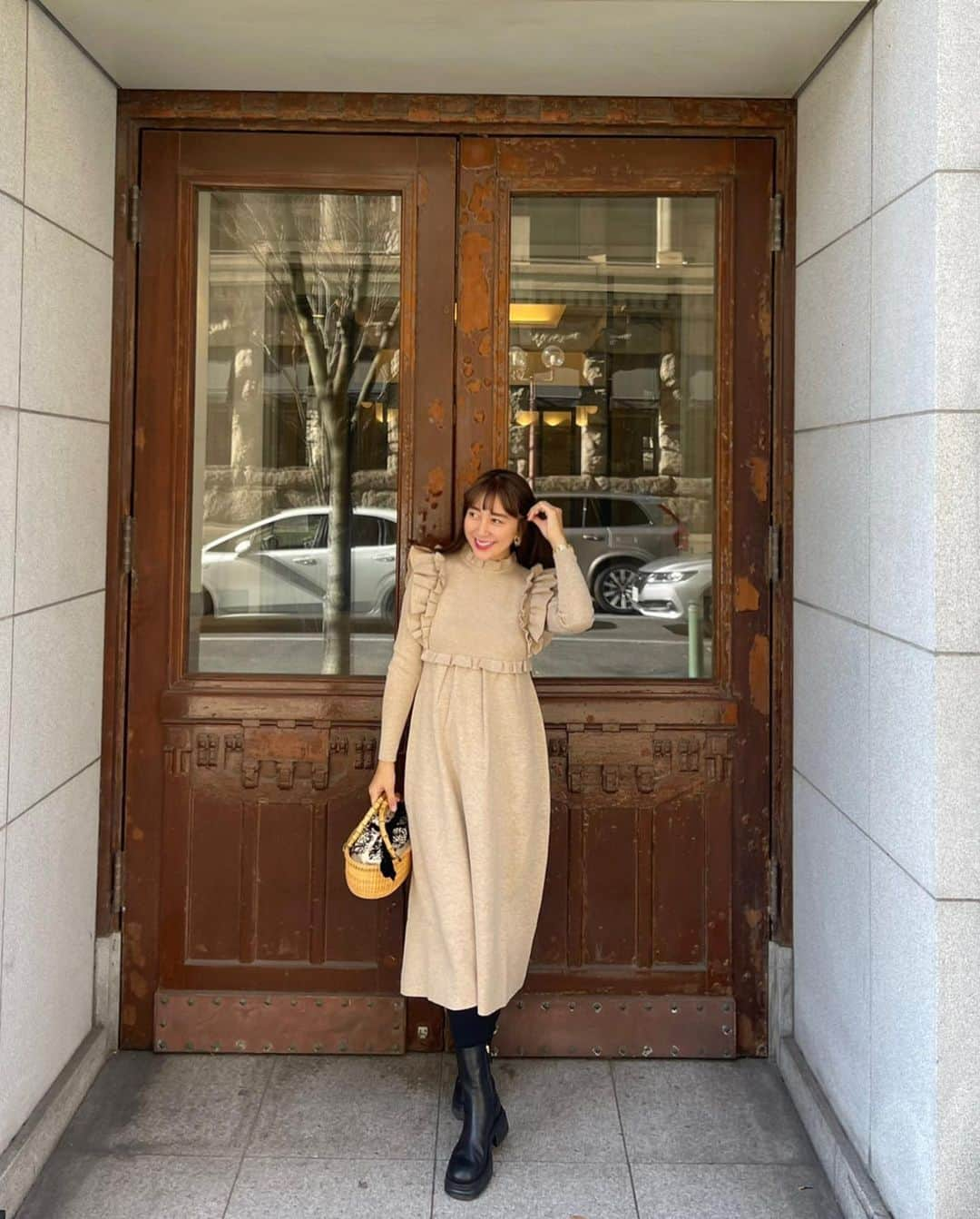 小川ひとみさんのインスタグラム写真 - (小川ひとみInstagram)「クリスマスまで後4日❤️‍🔥 今年は前もって準備しよう〜と意気込んでいたのに もう年末年始がやってくる🤭 今年は特に一年が早かった気がします💫 やり残した事はありますか？との質問に "ないです"と答えたのですが 時間がないなりに、制限されている中で 丁寧に過ごせたのではと思っています🥰 私の中で上手な時間の使い方は 必要最低限のことだけを丁寧にする あれやこれやと欲張りにならない 子供達を第一に過ごす 家族での毎日の習慣を大切にする とてもsimpleだけど 選択肢を間違えない事はとても大事 さて皆様も年末年始お忙しくなると思いますが 体調には気をつけてお過ごしください❤️‍🔥 #love #新作のニットワンピ #jnhearts」12月20日 17時11分 - hitomy220