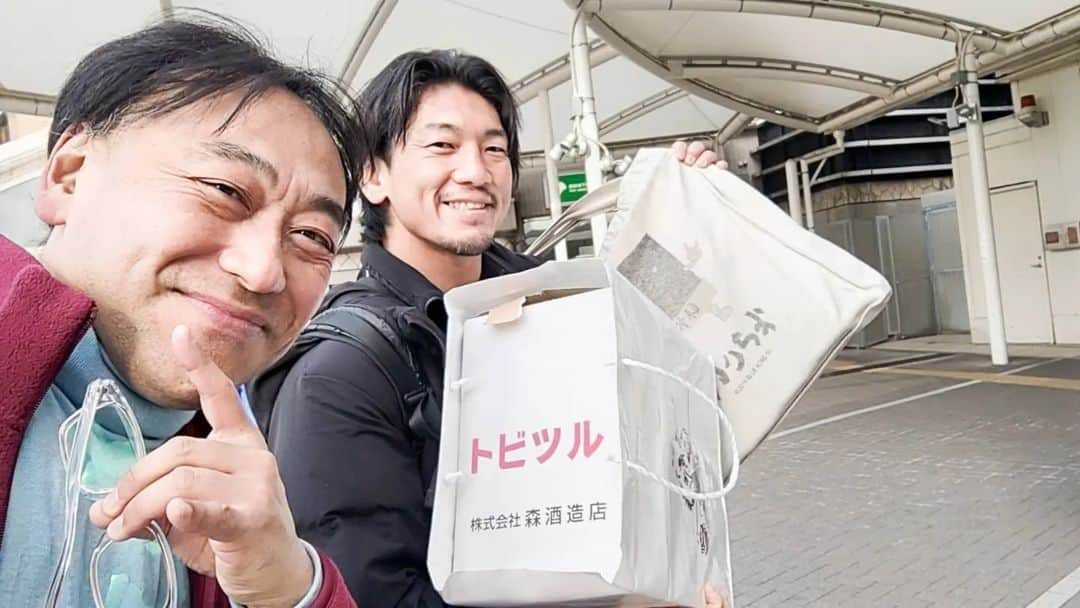 大和ヒロシさんのインスタグラム写真 - (大和ヒロシInstagram)「東中野駅前で「ノリノリ海苔のリノベーション」の作曲者である塚越智朗さんにばったりお会いし、#トイカツグラップリング東中野 にてグラップリング練習からの #ゴールドジム東中野 にて「背中」の日でした！  ちなみに持っている荷物は今夜の日本酒と海苔！ #吟遊格闘海苔商人 、絶好調です！」12月20日 18時11分 - yamatohiroshi