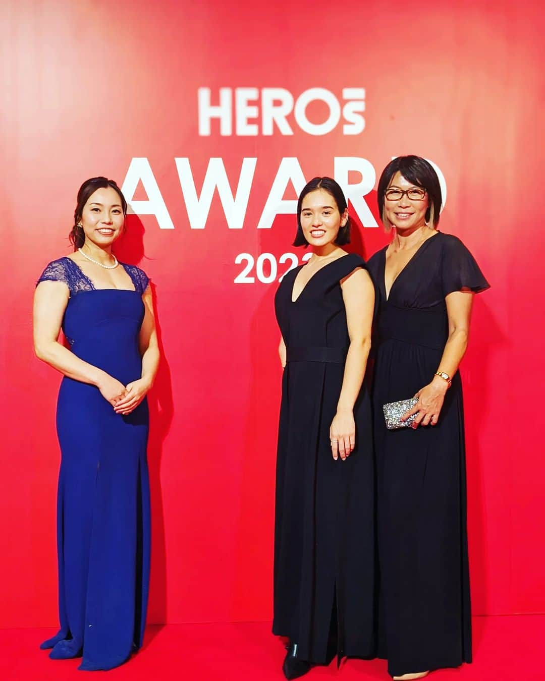 近江谷杏菜のインスタグラム：「🏆HEROs AWARD2023🏆  先日AWARDパーティに参加させていただきました。 中田英寿さんと日本財団が立ち上げたHEROsの取り組みのひとつであるAWARDでは、様々なアスリートの社会貢献活動にスポットライトを当て、社会課題解決に向けた素晴らしい取り組みを続けてこられた方々が受賞されました。 世界のアスリート達のように１年に一度くらいはぴしっと正装で集まりましょう、という中田さんの想いもあったとお聞きしました。 とっても素晴らしく華々しい空間にご一緒できて光栄です✨  ●スポーツ団体部門 北海道日本ハムファイターズ SC(Sports Community)活動  ●アスリート部門 和田毅さん 僕のルール〜1球投げるごとに 10 人分のワクチンを寄付〜  伊藤華英さん スポーツを止めるな『1252 プロジェクト』 @1252project  荒井daze善正さん 「SNOWBANK PAY IT FORWARD」 @snowbank_pay_it_forward  ●アーティスト部門 一青窈さん 「GIGI Project」  ●企業部門 アディダス ジャパン株式会社 「MOVE FOR THE PLANET」  皆さま本当におめでとうございます👏👏👏 特にスポーツ団体賞では、地域に根ざした地道な活動を長年続けてこられた北海道日本ハムファイターズが受賞。道民としてとっても誇らしく嬉しい気持ちです！！  受賞されたアスリートの皆様の取り組みムービーや、参加された皆さんとの交流の中で、私も改めてスポーツやアスリートのもつチカラを再認識させていただきました！ @heros_nippon_foundation 様 ご招待いただきありがとうございました🌹  #HEROsAWARD #アスリートの社会貢献」