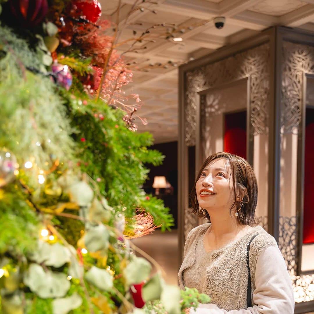 東京プリンスホテルのインスタグラム：「かけがえのないひとときを演出するクリスマスツリー🎄 東京プリンスホテルのクリスマスデコレーションは、ロスフラワー®などをサステナブルな素材を使用✨  華やかさの中にも、どこかあたたかみのあるクリスマスデコレーションをお楽しみください。  Tokyo Prince Hotel welcomes guests with a Christmas tree beautifully bedecked in sustainable floral ornaments from Ross Flower® 🎄  Take a look around all our elegant decorations and soak up the warm, inviting Christmassy atmosphere ✨  Share your own images with us by tagging @tokyoprincehotel  —————————————————————  #東京プリンスホテル #ロスフラワー #SDGs #ホテルクリスマスツリー #tokyoprincehotel #sustainable」