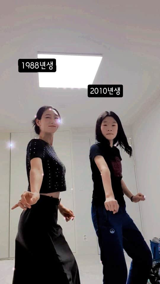 ウンジのインスタグラム：「조카와 릴스찍기👯‍♀️ "왘왘 아니?" "네?" "그냥외워봐 :) 찍자!"  10분동안 외우고 따라와주는 우리 윤아👍 이렇게 또 취미생활 완성♡」