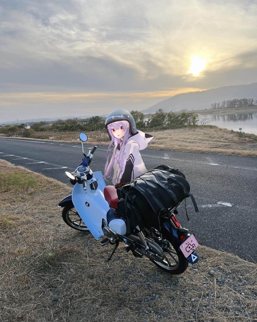 アズマリムのインスタグラム：「🐈🛵🌅  #azumalim #supercub #スーパーカブ #c125 #honda #hondamotorcycle #motorcycle #motorcyclelife #virtualyoutuber #sepedamotor #araihelmet #バイク女子 #バイクのある風景 #japantrip」