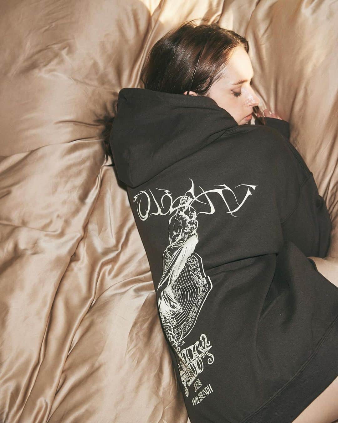 Juemiのインスタグラム：「NEW IN🤎 Saint Mary Zip-up Hoodie ※12月下旬発送 ㅤㅤㅤㅤㅤㅤㅤㅤㅤㅤㅤㅤㅤ 裏起毛のオーバーサイズジップアップスウェットフーディ。 8.0oz でライトな着心地になっております。  宇宙の神秘と聖母マリアがイメージ。 祈りとインスピレーションがテーマのグラフィック 胸元と背中に大きくプリントしました。  ブラウンにはクリーム色のプリント ブラックにはレンガ色のプリント グレーにはチャコールのプリントを施しました。  #JUEMI」