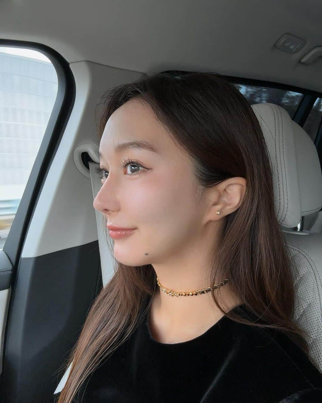 川上愛のインスタグラム：「今からジムに行くか行かないか、、 めっちゃ悩んでる、、🏋️  夜ジムに行くと決めてたから 今日乃が美のGODIVAコラボ食パン ものすんごい量食べたんだよねぇ🍫 しかもチョコクリーム乗せまくって。  ジム行く日は「いいやぁ🩵」って 暴食するから意味ないむしろ太ってるかも？🥹  (写真と関係なさすぎ🙏)」
