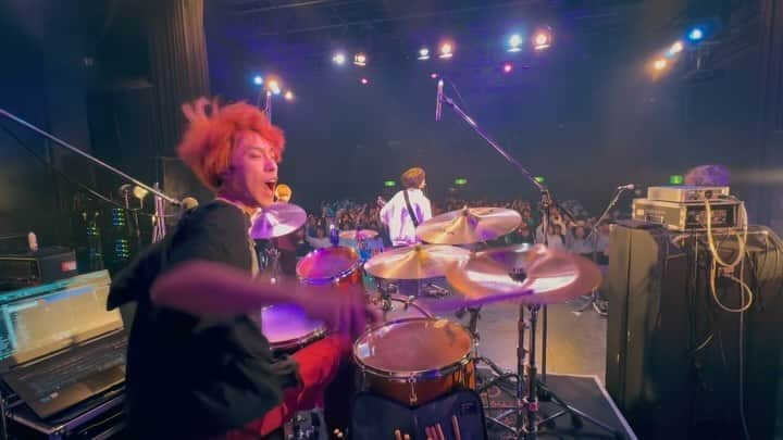 Hasshi（はっしー）のインスタグラム：「自信を持てない人にこそ出会ってほしい曲 ♪DIVE (VOI SQUARE CAT)  #drums #drum #drummer #ドラムス #ドラマー #ドラム #sakae #sakaedrums #sakaeosakaheritage #paiste #叩いてみた #🥁 #reels #邦ロック #赤髪 #DIVE #VOISQUARECAT」