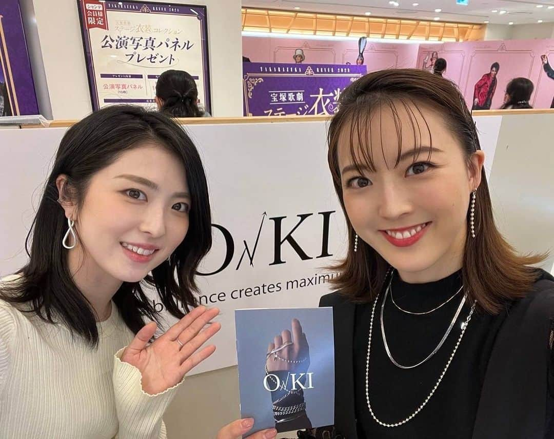 咲花莉帆のインスタグラム：「#春瀬央季　が立ち上げたアクセサリーブランド　@oki_jewelry  のポップアップを覗きに行ってきました！！  かなこらしい、シンプルでスタイリッシュなデザインのアクセサリー💍 素材にこだわりを感じる煌めきで全部欲しくなっちゃいました🥺  タイミングが合わず、残念ながらかなこには会えなかったけれど 受験生時代からの親友であり　学校時代は同室だった #華雅りりか　に会えました🙌🏻  実はレッスンでばったり会うこと2回、ご飯も何回か行ったのに お互い話すことがありすぎて写真を撮るの毎回忘れちゃうんです…やっと撮りました📸  エネルギーと努力の塊、りりこと 目標を形にしていくかなこのアクティブさに力を貰いました💪🏻  O→KIの日比谷シャンテのポップアップは12/24までだそうです！ ぜひ覗きに行ってみてください🙌🏻」