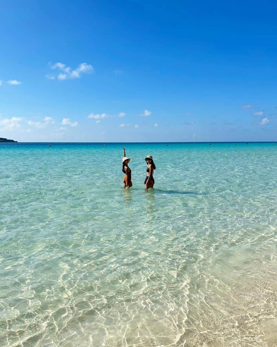 MIHOのインスタグラム：「この前の休みこんな感じだったのに急に寒いね宮古島⛄️  久々の日焼けが痛すぎてこんな時期にビタミンCクリーム 買いました🍋❄️  #はしゃぐたかさきさんがかわいい集」