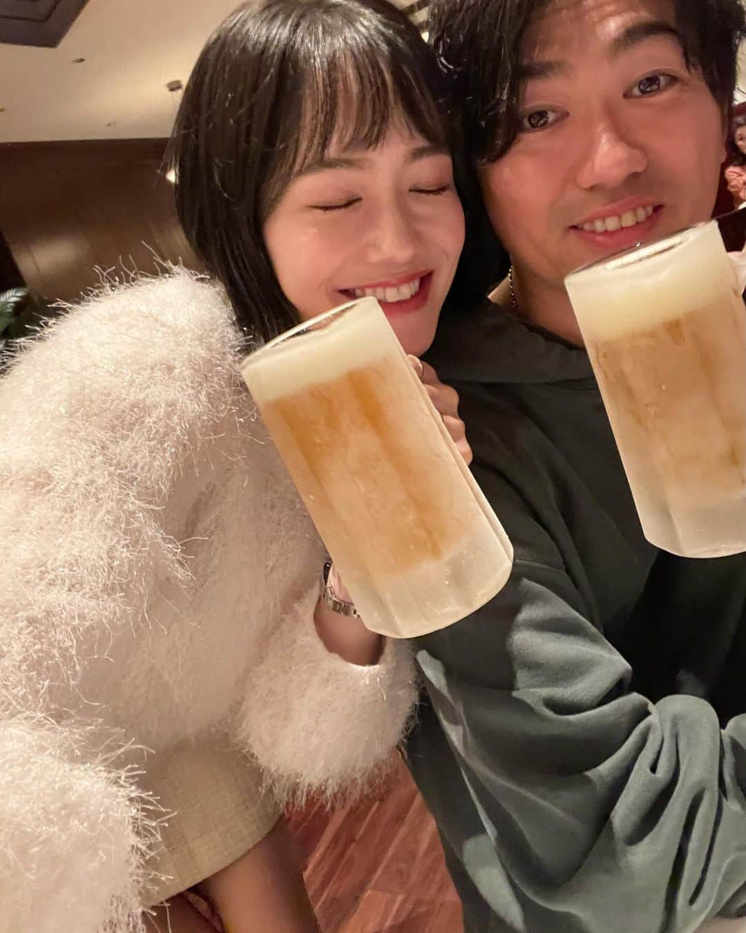 川畑ありささんのインスタグラム写真 - (川畑ありさInstagram)「ちょこちょこ開催しているお休みとってのぶんちゃんとデート🐻💕  美味しいお肉食べて、お昼からゆっくり飲んでぇ〜ゆっくりお買い物して〜マッサージ行ってぇ〜 ばっちぐぅ~すぎ✌️✌️💕💕 毎度とっても楽しい時間❤️‍🔥❤️‍🔥  デートの前の日は、 @thebeautools_japan のEMS複合美顔器で浮腫みとり💆‍♀️♡  この美顔器は、低周波パルス、EMS微電流、 LED光美容の3つの機能が搭載されてるから、美肌効果もある優れもの😋❤️‍🔥  予定のある前日は絶対するようにしてる💆‍♀️ 最近はやっと慣れて一番強いモードで出来るようになった💆‍♀️💕痛いけど気持ち良い😌👌  美容成分を浸透しながら表情筋を鍛えてくれる美顔器でやねんけど、ぶんちゃんもたまに使ってる🤣w マヂでむくみ取れるねん🥹  最後の動画見たらわかるねんけど ほんまにめっちゃ顔の筋肉動く💪😃  首とか肩周りも使えるから、肩こりとかしんどい日はするようにしてる🥹  商品のリンクは、プロフィールのハイライトに載せてます✨  #ザビューツールズ #thebeautools #facepump #フェイスポンプ　#美顔器 #EMS美顔器 #美容家電 #複合美顔器 #EMS #赤色LED #低周波 #純金 #ハリ #つや #美肌 #たるみ #フェイスライン #敏感肌 #乾燥肌 #美容 #うるおい #スキンケア #リフトアップ #リフティング #モチモチ肌」12月20日 21時14分 - princess_arisa