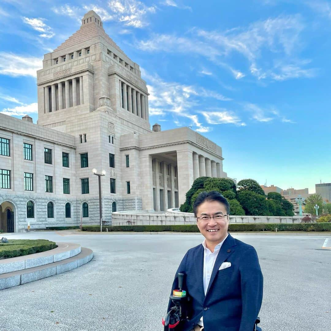 乙武洋匡さんのインスタグラム写真 - (乙武洋匡Instagram)「【国会見学ツアー】昨年の参院選を一緒に戦ってくれたボランティアチーム「#チーム乙武」のみなさんと #国会議事堂 見学ツアー。  政策の意思決定がなされている現場を訪れることができて、とても背筋が伸びる思いがしましたし、改めてここで仕事がしたいという思いを強く抱くようになりました。  ちなみに今回は企画から運営まで、すべてボランティア有志のみなさんが手がけてくれました。本当に心強い、大好きな仲間たちです！！」12月20日 21時09分 - ototake_official