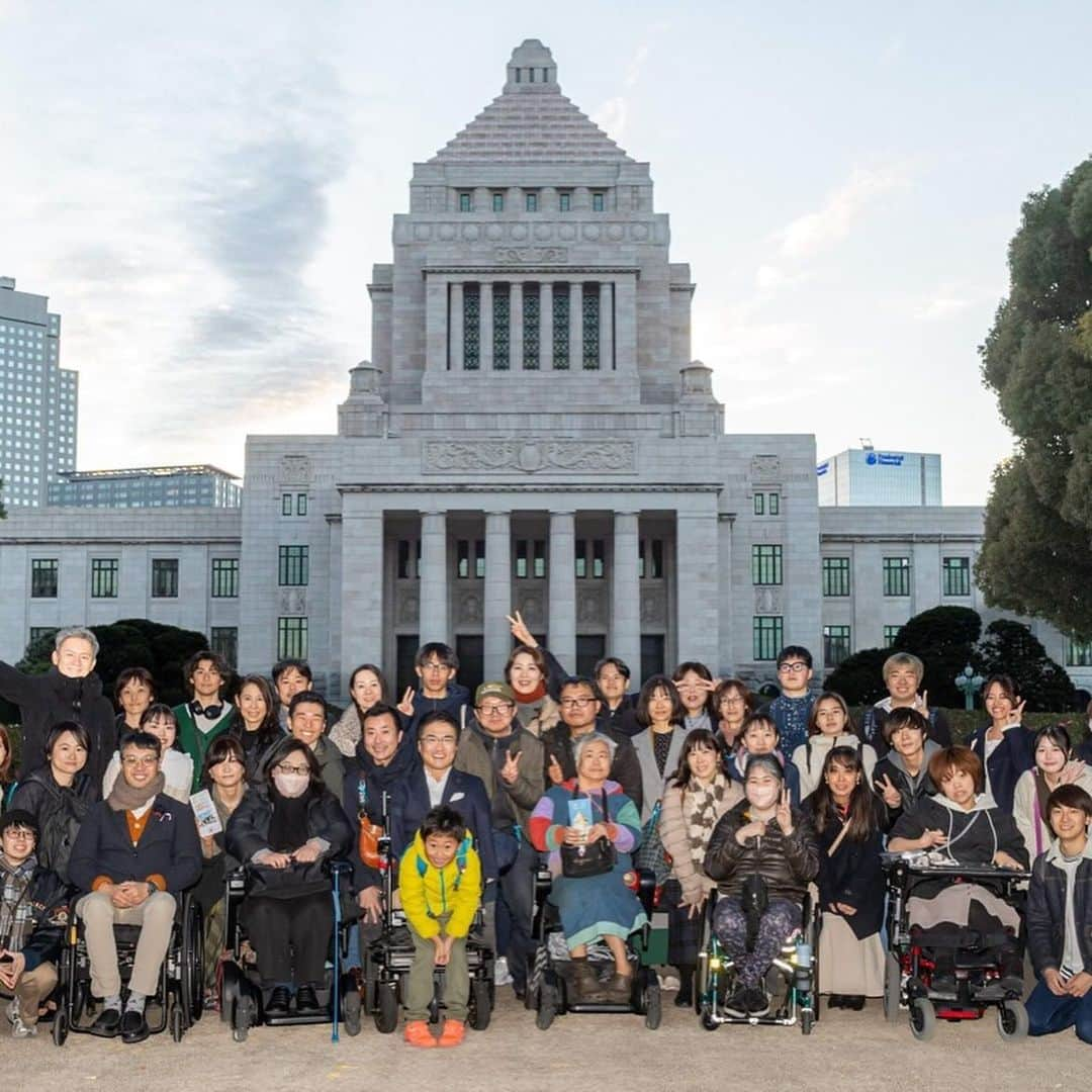 乙武洋匡さんのインスタグラム写真 - (乙武洋匡Instagram)「【国会見学ツアー】昨年の参院選を一緒に戦ってくれたボランティアチーム「#チーム乙武」のみなさんと #国会議事堂 見学ツアー。  政策の意思決定がなされている現場を訪れることができて、とても背筋が伸びる思いがしましたし、改めてここで仕事がしたいという思いを強く抱くようになりました。  ちなみに今回は企画から運営まで、すべてボランティア有志のみなさんが手がけてくれました。本当に心強い、大好きな仲間たちです！！」12月20日 21時09分 - ototake_official