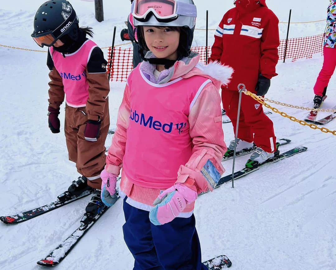 大桑マイミさんのインスタグラム写真 - (大桑マイミInstagram)「スキー⛷️三昧。 @clubmedkiroro  は、ホテルから直結してスキー場へ行けます。キロロは、世界有数の雪質を誇るパウダースノー❄️今年は不思議な天候だっただけに、どうかな、、と思ってたけど…  最高⛄️ 私はスノーボード🏂家族みんなは⛷️スキー、義母はアフタヌーンティー🫖と温泉、スパと、それぞれ。  子供達は滞在中、クラブメッド内にあるミニクラブに毎日参加してスキー、アクティビティを 世界中から集まるお友達と楽しく過ごしました。 本当っ☝️幸せで嬉しそうだった。  スキーのレベルも3ランクあがったり 自らステージに上がってダンスを披露したり SKI AWARDSもあったり！　自己肯定感爆上がり🙏📈 子供達の違った面をみれました。  @clubmedkiroro  夏はノルディックウォーキングやマウンテンボードや フルーツ収穫体験にゴルフ⛳️など楽しめるんだって。 まったく違う自然の景色なんだろうな。  @clubmed  @clubmedkiroro  #四季を感じにまた訪れよう #スキーはじめよう」12月20日 21時27分 - maimiokuwa