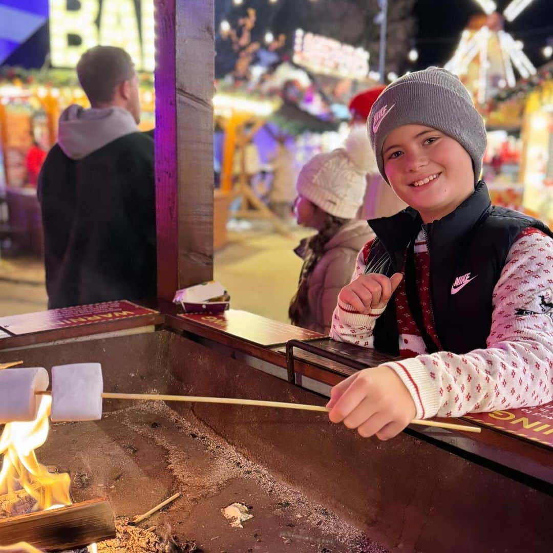 ダニエル・オズボーンさんのインスタグラム写真 - (ダニエル・オズボーンInstagram)「Christmas time ❄️🎄⛸️」12月21日 7時06分 - danosborneofficial