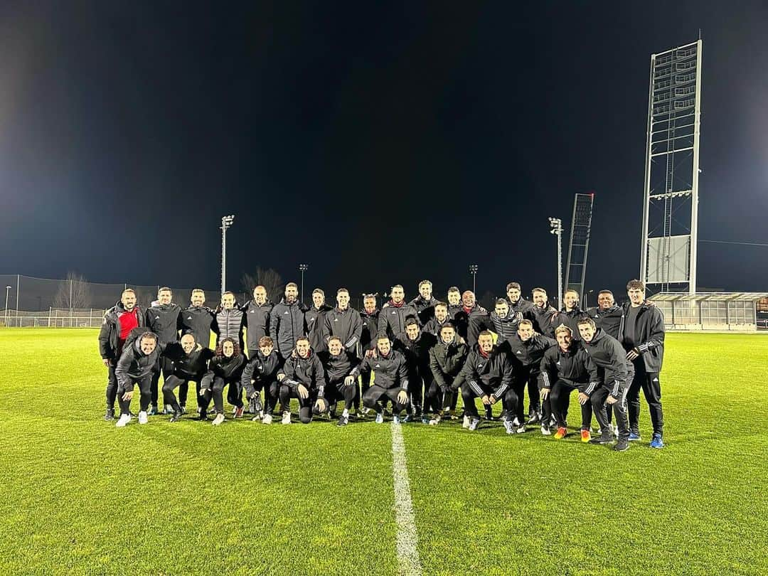 アントニオ・バラガンのインスタグラム：「Bonitos días en el curso de @formacionrfef para seguir formándonos y aprendiendo ☑️ To be continued…🧠⚽️💚」