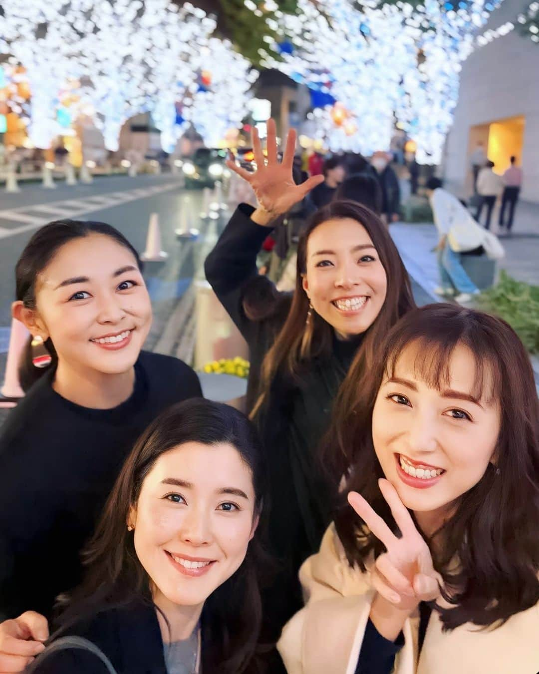 中西麻里衣のインスタグラム：「先日同期とイルミネーション🎄✨  見に行ったわけではなく…通りすがり😆  人混みを隠して〜と言ったら夢ちゃんが🛸✋。  このメンバーでゆりのお誕生日会へGO🎊♡  続く。。。」