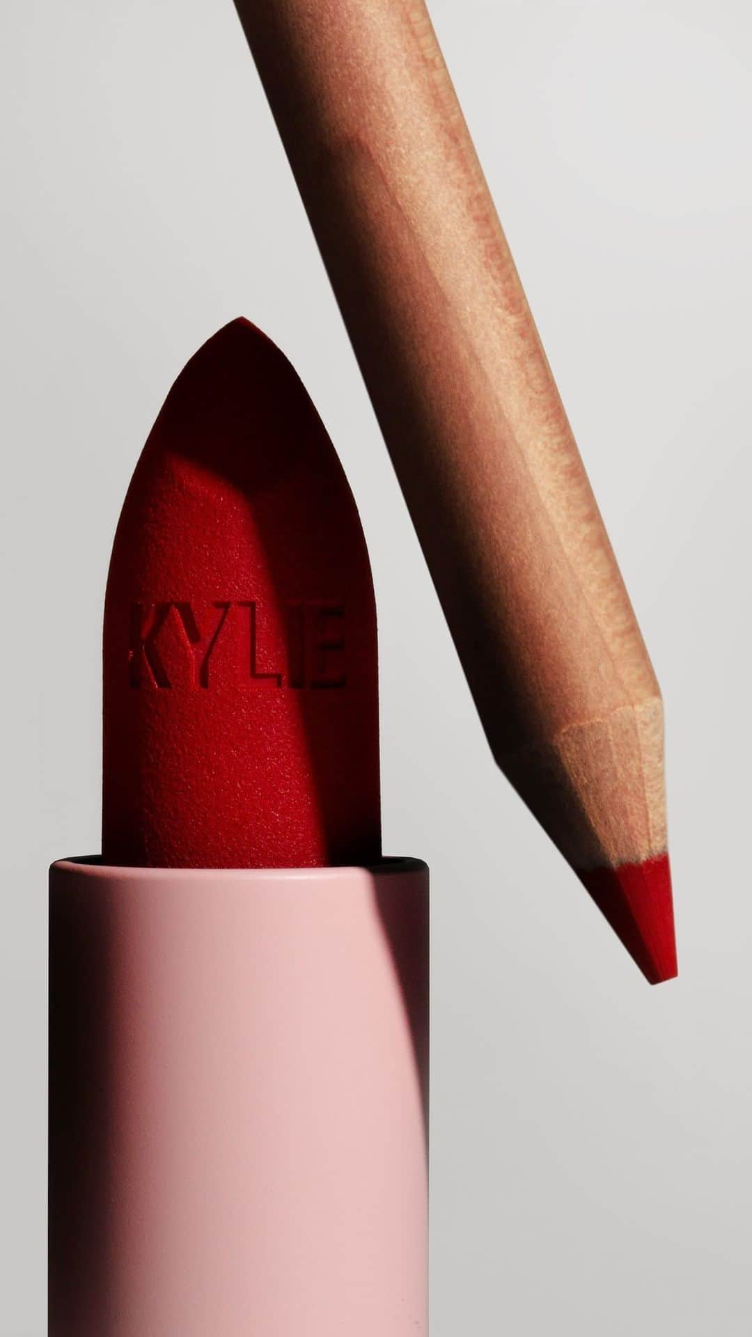 Kylie Cosmeticsのインスタグラム：「the ultimate red lip combo: an apple a day matte lipstick + sultry lip liner ❤️‍🔥⁠」