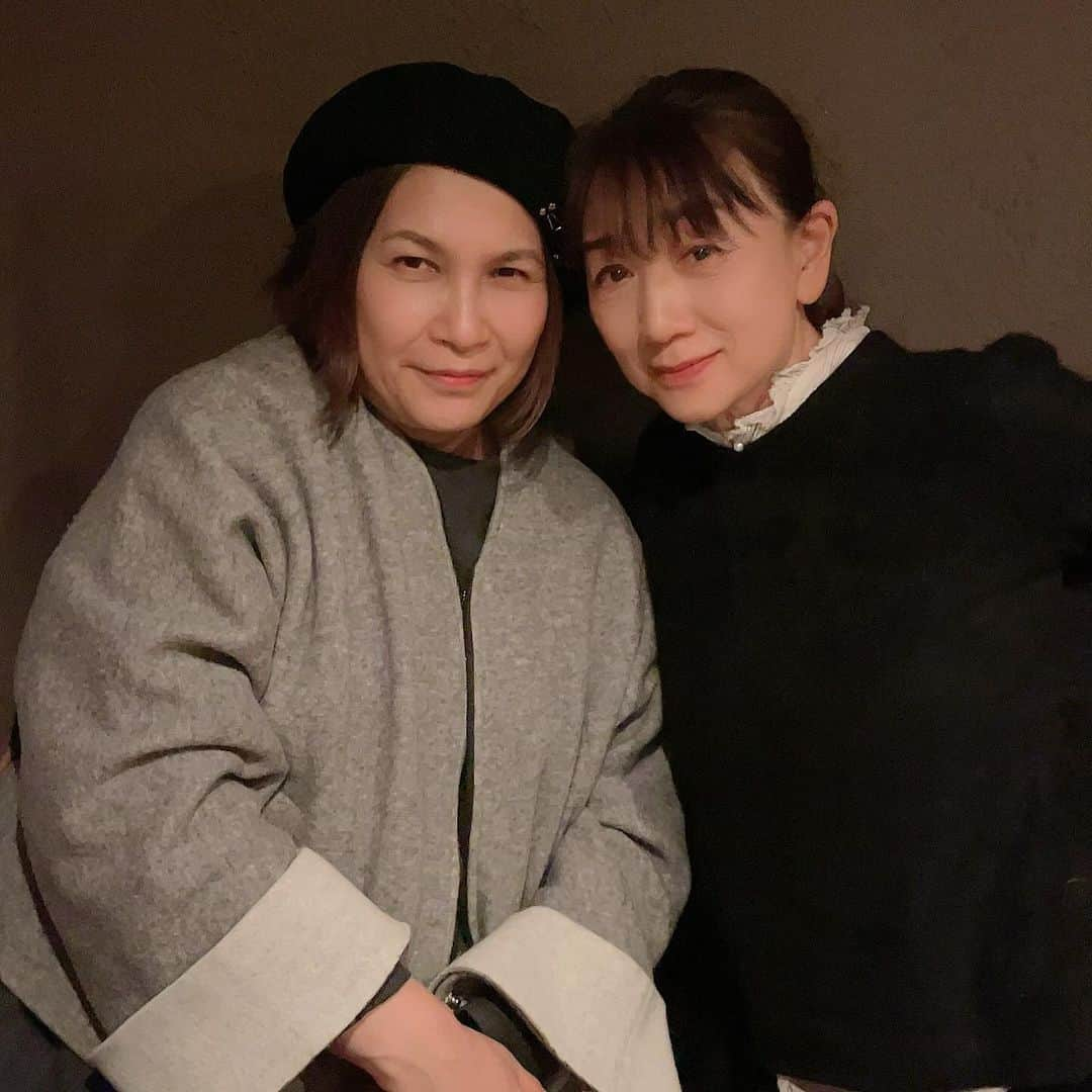 千吉良恵子さんのインスタグラム写真 - (千吉良恵子Instagram)「今日は私の元ボスの藤原美智子氏ご夫妻とうちの旦那氏と４人で学芸大学の『ナルカミ』で忘年会を🌟 いやー沢山笑って沢山食べて楽しい楽しい会でした😊💕ラドンナを卒業して早11年ですがこうしてずっと変わらずにお付き合いさせて頂いている事が本当に幸せです💕🥹💕 @michiko.life  #藤原美智子 @narukami.g.megro #千吉良恵子」12月20日 23時36分 - chigirakeiko