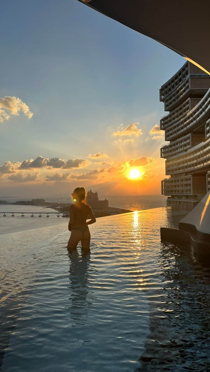 ニオミ・スマートのインスタグラム：「A snow and thunderstorm shower 🤩❄️.  Pure luxury and theatre at @atlantistheroyal spa for our final day. I thought I’d seen it all with the snow shower, but then I discovered the stormy shower with tropical rainfall and lightening! I had way too much fun in this spa that felt theatrical and so entertaining ⚡️👏❄️.」