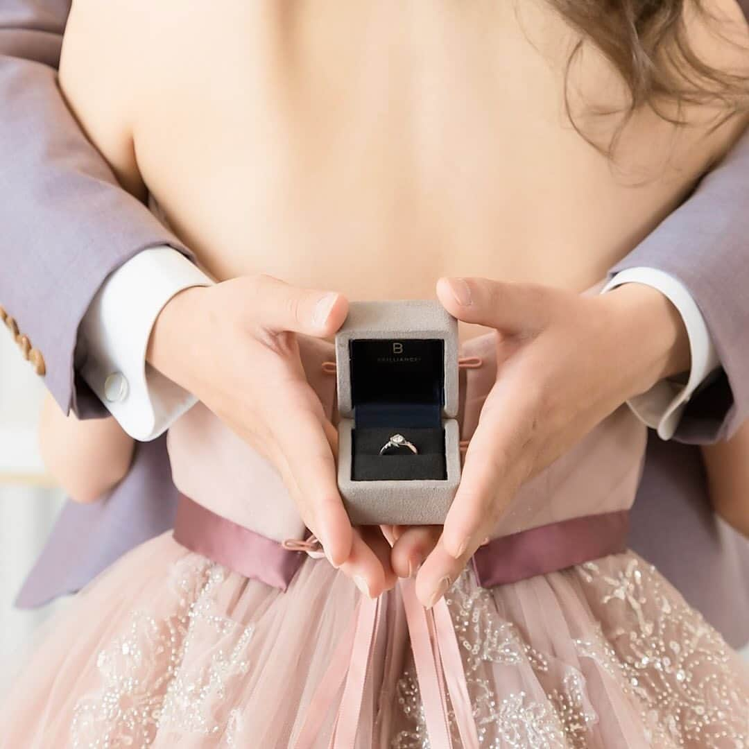 プレ花嫁の結婚式準備アプリ♡ -ウェディングニュースさんのインスタグラム写真 - (プレ花嫁の結婚式準備アプリ♡ -ウェディングニュースInstagram)「指輪をこうやって残すの素敵💍♡おすすめ前撮りショット6選🎞 ………………………………………………………………… 結婚式準備を楽しく♡ 役立つ情報、トレンドを毎日配信中𓂃 𓈒𓏸  マナー・段取り・お金のことはアプリでチェック🤍 【 @weddingnews_editor 】の プロフィールURLからダウンロードしてね🕊💕 …………………………………………………………………  編集部のrinです🌙｡:*   可愛く残す♡ 指輪ショットアイディアをご紹介💍✨  指輪をメインに撮る ロマンチックなフォトがたくさん𓂃🤍  ぜひチェックしてみてくださいね🫧  photo by  1枚目: @mirutaro12 さん 2枚目: @pua__wedding さん 3枚目: @masashi_bumpdesign さん 4枚目: @poppo__wedding さん 5枚目: @yossy_photography_ さん 6枚目: @pureartis_ete_direction さん  thank you𓂃𓈒𓏸  ＼📷みなさまからの投稿お待ちしています／  花嫁はもちろん、業者さんも大歓迎💭💗 アナタのお写真や動画をご紹介してもOKという方は、ぜひ #ウェディングニュース に投稿してください💕 他のSNSでも掲載させていただく可能性がございます𓅪  ……………………………………………… プレ花嫁のための結婚式準備アプリ🕊️ 🌷ウェディングニュースって？🌷 ………………………………………………  ☑︎記事が毎日100記事更新される  ☑︎先輩花嫁のレポをチェックできる  ☑︎無料のDL素材配布  ☑︎お金・マナー・段取りについて詳しくチェックできる  など、リアルな情報が知れるんです𓂃 𓈒𓏸  @weddingnews_editor のURLから ダウンロードできるのでチェックしてみてね🕊️  #結婚式準備 #ウェディング #花嫁 #ウエディング #プレ花嫁 #結婚式 #結婚 #前撮り #結婚式前撮り #前撮りヘア #前撮りドレス #前撮りブーケ #前撮りポーズ #前撮りアイテム #婚約指輪 #結婚指輪 #エンゲージリング #マリッジリング #プロポーズリング」12月21日 18時00分 - weddingnews_editor