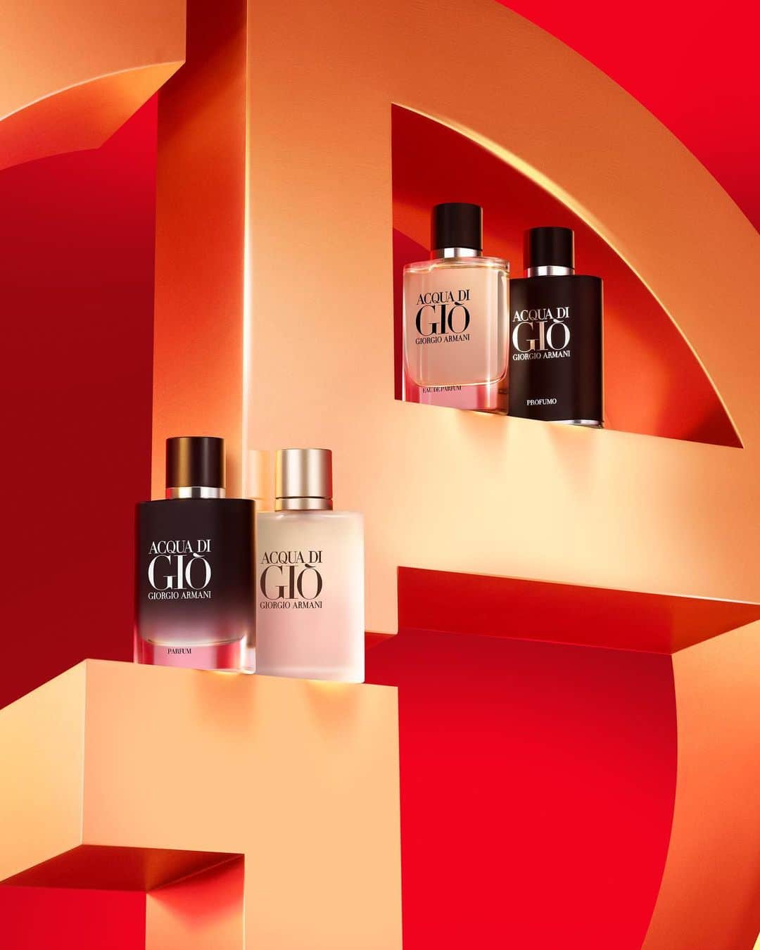 Armani Beautyのインスタグラム：「Holiday scents. From the refreshing scent of ACQUA DI GIÒ EAU DE TOILETTE to the intense marine notes of ACQUA DI GIÒ PARFUM, find the perfect scent for your loved ones this year.   #Armanibeauty #ArmaniGift #AcquaDiGio #Fragrance」