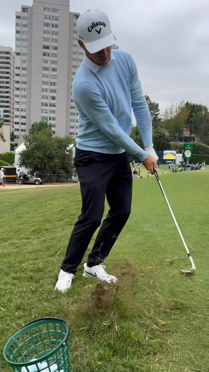 ジョン・ラームのインスタグラム：「@alexnoren1’s 3 step process on how to play out of Bermuda rough around the greens.  1. Find the ball 😂 2. Open face 3. Hit it firm and try to remove all the grass behind the ball」