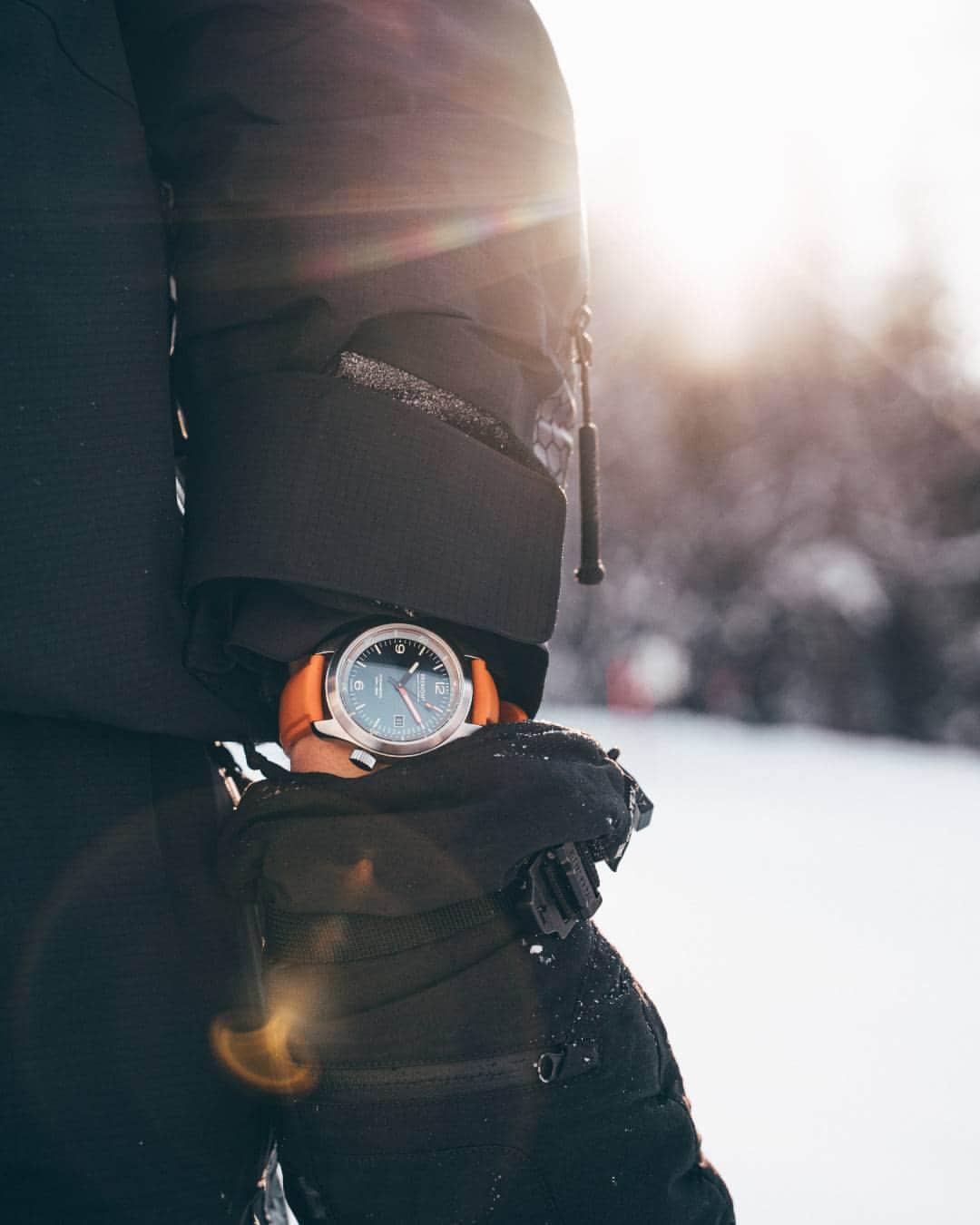ブレモンのインスタグラム：「Heading to the slopes for the Festive Season, with a timepiece that stands out.  @jamienichollsuk wearing the Argonaut Azure in Switzerland 🏔️ Head to the Link-in-Bio to get yours 🔗  #Bremont #TakeitFurther #ArgonautAzure #watches #toolwatch #snowboarding #ski #switzerland #divewatch #HMAF #watchcollector #adventure」