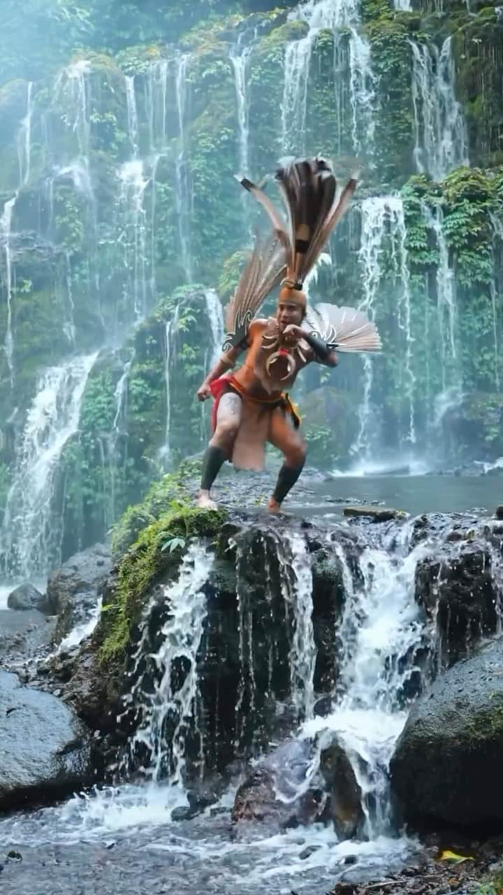 Discover Earthのインスタグラム：「Meet the Dayak of the Heart of Borneo 🌿 Nestled deep in emerald forests, their life is a symphony of ancient traditions and harmonious coexistence with the wild.  📍 Indonesia  🇮🇩 #DiscoverIndonesia with @danielkordan」