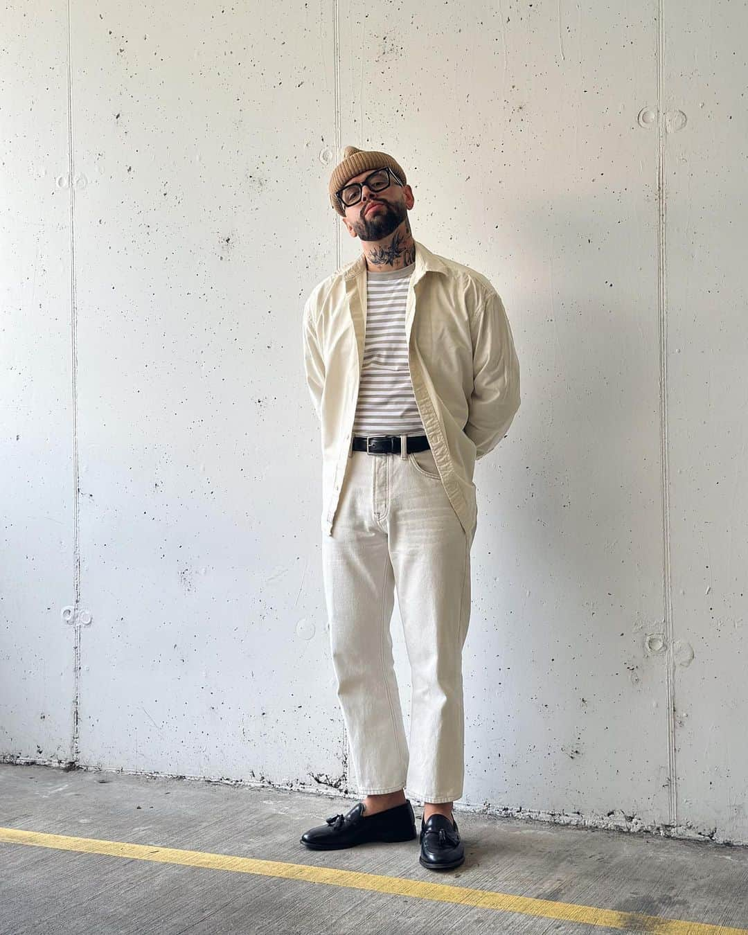 アレンエドモンズのインスタグラム：「Boy do we love the contrast of a light fit with dark details in the accessories, it's always a chef's kiss. @andrew___cruz looks fire in our Grayson Tassel Loafer.」