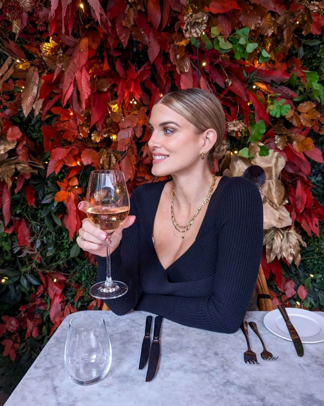 Ashley Jamesさんのインスタグラム写真 - (Ashley JamesInstagram)「Our second date since March. 💏  Today Tommy and I went on a day date. It's our first date since we went out on his birthday back in September.   We went to a really cute festive restaurant called Dalloway Terrace - I ate carpaccio and risotto and the food was so nice. The bar there made me want our next house to be pink again!  Can I be honest about something?  I feel like often on social media, parenthood looks effortless.   I remember when I was pregnant with Alf, thinking our relationship would never change because we're equal!  But the truth is, change is inevitable.   People tell you to make time for each other when you have kids, - but it's easier said than done when you're busy, tired, breastfeeding, or touched out. Or when going out together costs money because you need to get childcare (on top of the childcare you need in the day to be able to work).   Anyway, my point is, for us: dates are rare. Very rare.  It's been interesting having a second baby because in some ways we're more experienced to be able to navigate a newborn and so we're better prepared. Like having separate beds - I figured when Ada only needs me to breastfeed there's no point in us both being tired - especially with a toddler - and actually it works well for us.  But because it's our second it feels even longer since we've been just us. It's hard for things not to be about logistics.  Sometimes I wish we'd had longer together before kids. Just Tommy and I.   But I'd never want to change things or the people we've created.   And actually what's really interesting is that all my friends in relationships who have kids have gone through the same conversations and changes as we have - whether they've been together a month or decade.   We've fit a lot into the last almost 4 years (can you believe we've only been together 4 years and have 2 babies?). We promised each other an adventure when we first met - and it's been one hell of an adventure.   To everyone in the thick of it right now, were right there with you! ❤️ We actually recorded a podcast about this time last year about our relationship and how it's changed since kids!  📍 Dalloway Terrace」12月21日 6時47分 - ashleylouisejames