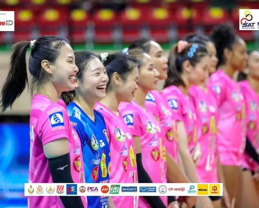 井上琴絵のインスタグラム：「🇹🇭❤ . 01.12.23 (Sun) 🌟🌟🌟 vs  KKU Khonkean Star VC. . . @nakhonratchasima_vc #Nakhonratchasimavc #Nakhonratchasimaqmincvc#catdevil🐱 #volleyball#Libero#ThailandLeague#🇹🇭」