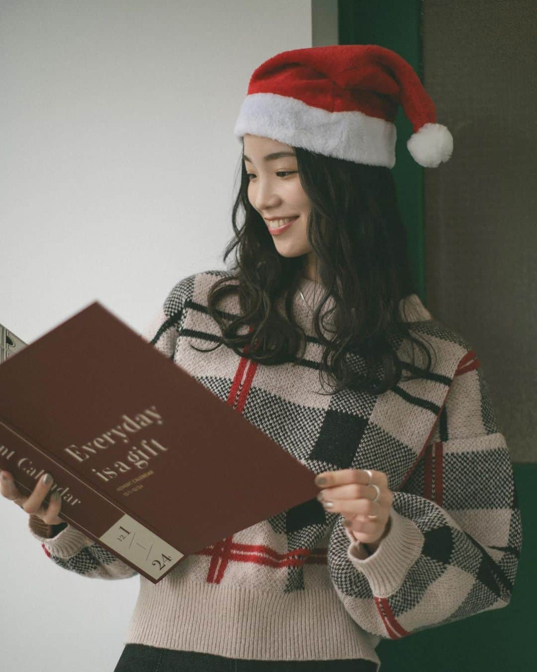 Vannie Officialさんのインスタグラム写真 - (Vannie OfficialInstagram)「HAPPY Merry Christmas 🎅🏻🎁🎄   plaid knit pullover black / beige / lightbeige ¥4,950(tax in)  ︎︎ out big pocket denim blue /black S / M / L ¥4,290(tax in)  ︎︎ #vannie_u #ヴァニーユー」12月21日 17時02分 - vannie__u